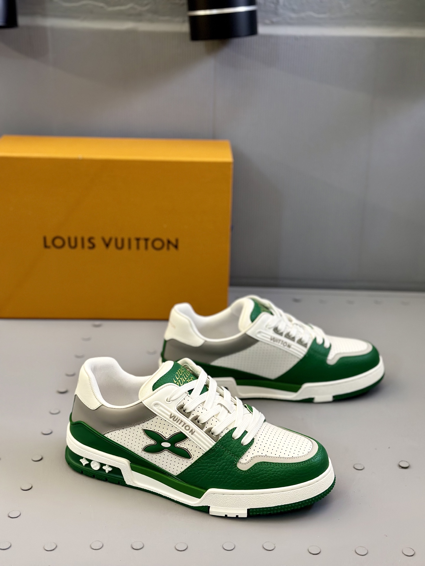Louis Vuitton Trainer Sneaker Low Green/White Leather, Size 39-44 3 i1743507327545 5289 0 1
