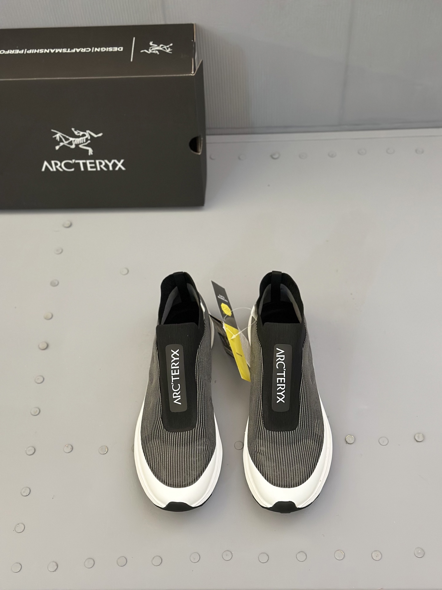 NO:277168,(Upgraded embroidery version) Archaeopteryx's new shoe model has finally been officially launched recently and has been released in Europe and the United States. The Vertex Alpine model is paired with a double midsole, which has good comfort and stability. Its upper is made of Cordura material, and the outsole uses Vibram's XS Flash 2 technology to enhance durability without affecting the convenience and breathability of sports. The overall model still has a comfortable moccasin-style set model Vertex Alpine size 39/45 (38, 45 customized), loro pianaarc'teryx19860909（升级刺绣版）始祖鸟全新鞋款 终于在近期正式上线了,目前已经登陆欧美等地进行发布! Vertex Alpine型号搭配双中底,有着不错的舒适性和稳定性,其鞋面采用 Cordura材料,外底采用Vibram 的 XS Flash 2 技术以增强耐用性,同时又不会影响运动的便利性和透气性. 整体依旧拥有舒适的莫卡辛式套型 型号 Vertex Alpine 码数39/45（38、45订做）,,loro pianaarc'teryx,Men's shoes