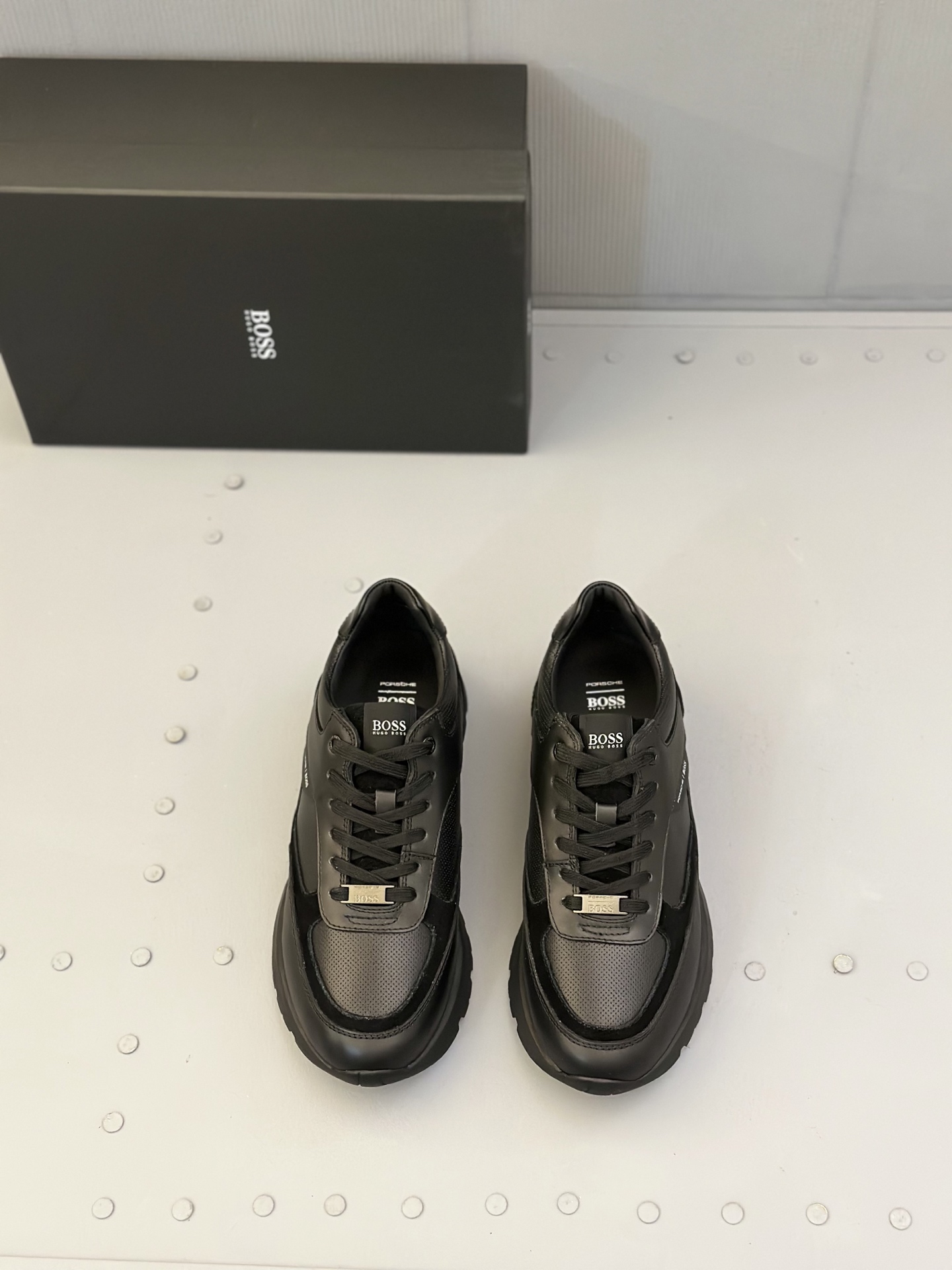 NO:277174,Boss Suede Men's Casual Shoes The precious materials enrich the casual and timeless style of this suede sneaker, while the delicate and soft leather makes the colors of this season brighter. The classic-shaped upper is decorated with horse buckles, and a thin outsole that fits cowhide and lightweight rubber combination makes you feel more relaxed and comfortable to show your elegant temperament. Size: 39-44 (customized for 45), sneakers, cowhide, chamois leather19860909Boss 麂皮男士休闲鞋 珍贵材料丰富了这款麂皮运动鞋的休闲永恒风格,而细腻柔软的皮革令本季的色彩更加明亮.经典造型的鞋面上点缀着马衔扣,契合牛皮和轻量橡胶组合的薄鞋外底,让您更轻松舒适地展现高雅气质. Size:39-44（45定做）,,sneakers,cowhide,chamois leather,Men's shoes