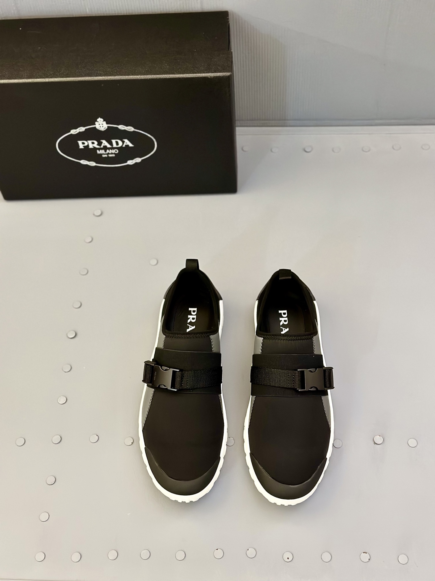 NO:277661,Dongguan goods [PRAD* Prada] hot men's shoes on the counter, made on the official website 1:1, high-quality shipment imported flying woven rubber splicing, breathable inner lining original factory special supply original bottom, 39-45,, prada, prada19860909莞货［PRAD*普拉达】专柜爆款男鞋,官网1:1制作,高品质出货进口飞织胶料拼接,透气内里原厂特供原版底,39-45,,prada,prada,Men's shoes