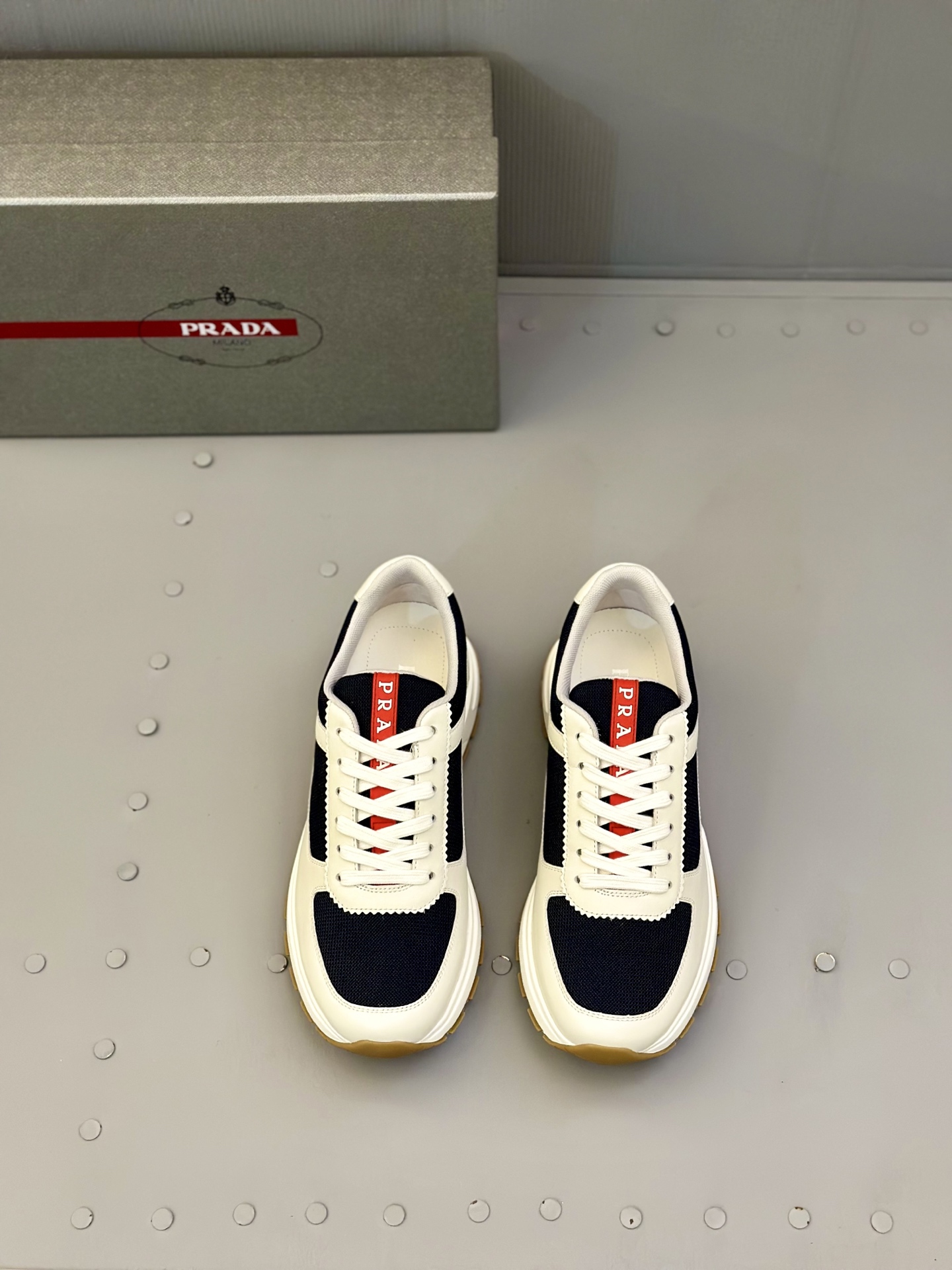 NO:277964,P Top Purchase Man's New Casual Sports Shoes, Special Offer Simultaneous Popularity, Uppers imported Italian cowhide fabric, exquisite hardware decoration, high-quality splicing craftsmanship must have, imported cowhide inner mats breathable and comfortable, water-dyeed cowhide mats Original sole is specially supplied with original sole, exclusive movable molding sole is super comfortable, original order goods, high quality, can enter and exit the counter at will, number of 39-44,,sneakers,cowhide19860909P 顶级代购 普 炸街男神新品休闲运动鞋,专柜同步人气爆款,鞋面意大利进口牛皮面料,精美五金装饰,高品质拼接工艺潮人必备,进口牛皮内里垫透气舒适,水染牛皮垫 鞋底原厂特供原版底,独家活动成型底超级舒适,原厂跟单货,高品质,可随意进出专柜,码数 39-44,,sneakers,cowhide,Men's shoes