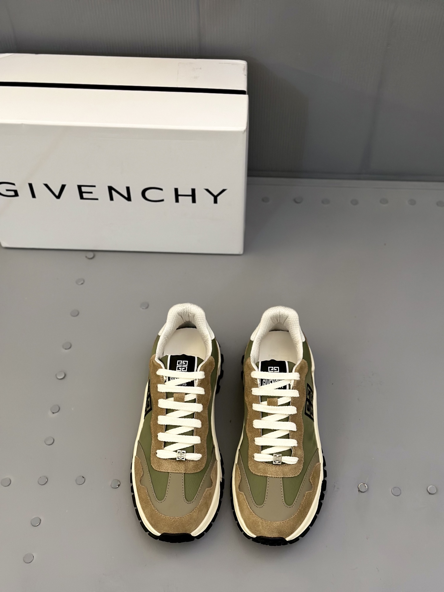 NO:279586,[GIVENCHY] Givenchy - High-end quality Original single casual sneakers - Upper; Napa calf leather, brand camouflage canvas, shoe body brand metal zipper, shoe body. Tongue; Silk-printed brand logo - Inner water dye cowhide - Outsole ultra-light TPR airbag. Rubber; Combined molding vacuum shock-absorbing outsole - Ultra-high quality control·fine workmanship highlighting (high-end, noble, grade) -Size 39-44 (38, 45, custom made),, givennchy, given, sneakers, cowhide19860909[GIVENCHY】纪梵希 -高端品质 原单休闲运动鞋 -鞋面；纳帕小牛皮、品牌迷彩帆布匹、鞋身品牌金属拉链、鞋身.鞋舌；丝印品牌logo -内里水染牛皮 -大底超轻TPR气囊.橡胶; 组合成型真空减震大底 -超高品控·做工精细凸显(高端·贵气·档次) -Size 39-44（38,45,可订做),,givenchy,givenchy,sneakers,cowhide,Men's shoes