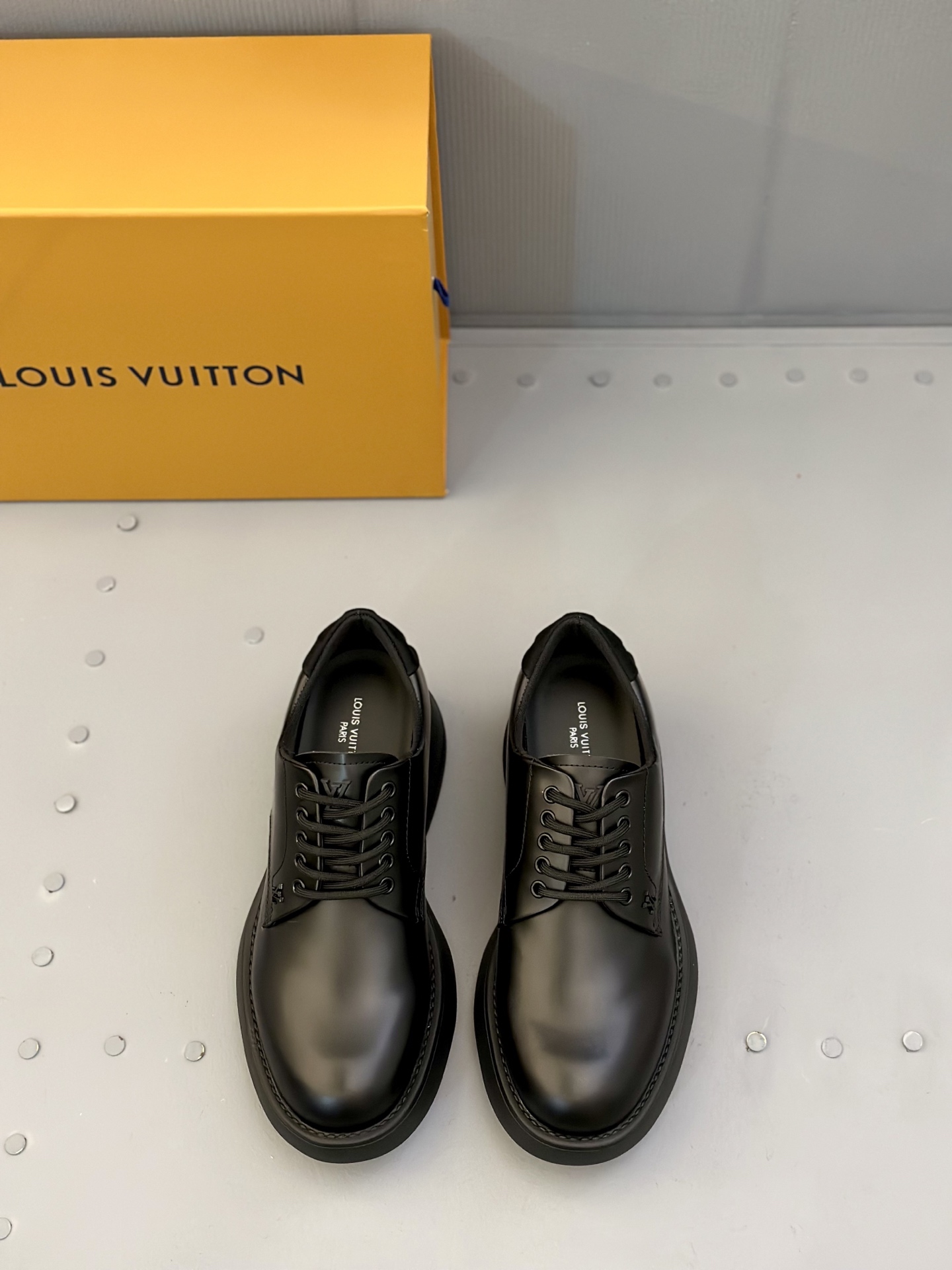 NO:279590,L Checker men's casual shoes appeared at Louis 2025 spring and summer men's clothing show, and used nickel suede leather to interpret the diverse style. Upper brand monogram embossed, thick and light rubber outsole invokes tool shoes design. Sole embossed Damier pattern finishes the details. Nickel suede cowhide, rubber outsole, stud engraving brand logo, Size: 39-44 (customized by 38.45),, louis vuitton, louis vuitton, cowhide19860909L家Checker 男士休闲鞋 亮相于路易2025春夏男装秀场,以正绒面牛皮革演绎多元风尚.鞋面品牌monogram压纹,厚实而轻盈的橡胶外底援引工装鞋设计.鞋底凸纹 Damier 图案点睛细节. 正绒面牛皮,橡胶大底,饰钉镂刻品牌标识,Size:39-44（38.45定做）,,louis vuitton,louis vuitton,cowhide,Men's shoes