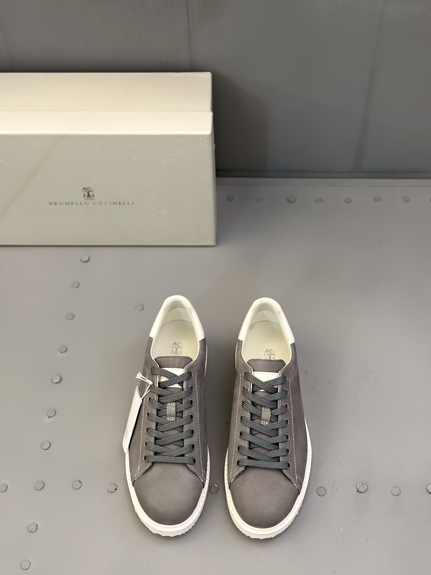 NO:279595,Brunello Cucinelli BC men's casual slippers, this upper is made of high mercerized water-washed fur imported from Italy, and the inner and insole leather is also of the same grade. The upper is inlaid with brand electroplating and old craftsmanship. You can control the footbar!  The middle-level footbed is the original 1:1 replica private model, full of three-dimensional and skin-friendly feeling!  The bottom bottom is a high-density and elastic rubber foam cut material, which is wear-resistant and not easy to deform!  The surface of the bottom is covered with a 4mm thick leather edge strip, and the cost of this edge strip is dozens of meters!  This shoe is classic and never out of date!  The unique logo on the outsole and the unique water ripples groove design make the luxury instantly burst!  I don’t have to change my shoes this summer!  The shoe box uses an original drawer shoe box and is equipped with a shoe storage bag!  Size 39/40/41/42/43/44 Standard Size 45 Custom made., brunello cucinelli,slippers19860909Brunello Cucinelli BC男士休闲拖鞋、此款鞋面料采用意大利进口高丝光水洗翻毛皮,内里和鞋垫皮也是同等级皮革,鞋面外腰部位镶嵌品牌电镀做旧工艺.脚廋都可以驾驭！中层脚床为原版1:1复刻私模,立体感和亲肤感十足！下层大底是高密度弹性大的橡胶发泡裁料,耐磨不易变形！大底表层周圈贴4mm厚意大利进口真皮沿条,光这种沿条成本都好几十块米了！此款鞋型堪称经典,永不过时！外底上的个性logo和独特的水波纹凹槽设计,奢华度瞬间爆棚！带上它这个夏天就不用再换鞋了！鞋盒采用原版抽屉式鞋盒,配鞋履收纳袋！ 尺码39/40/41/42/43/44 标准尺码45订做.,,brunello cucinelli,slippers,Men's shoes