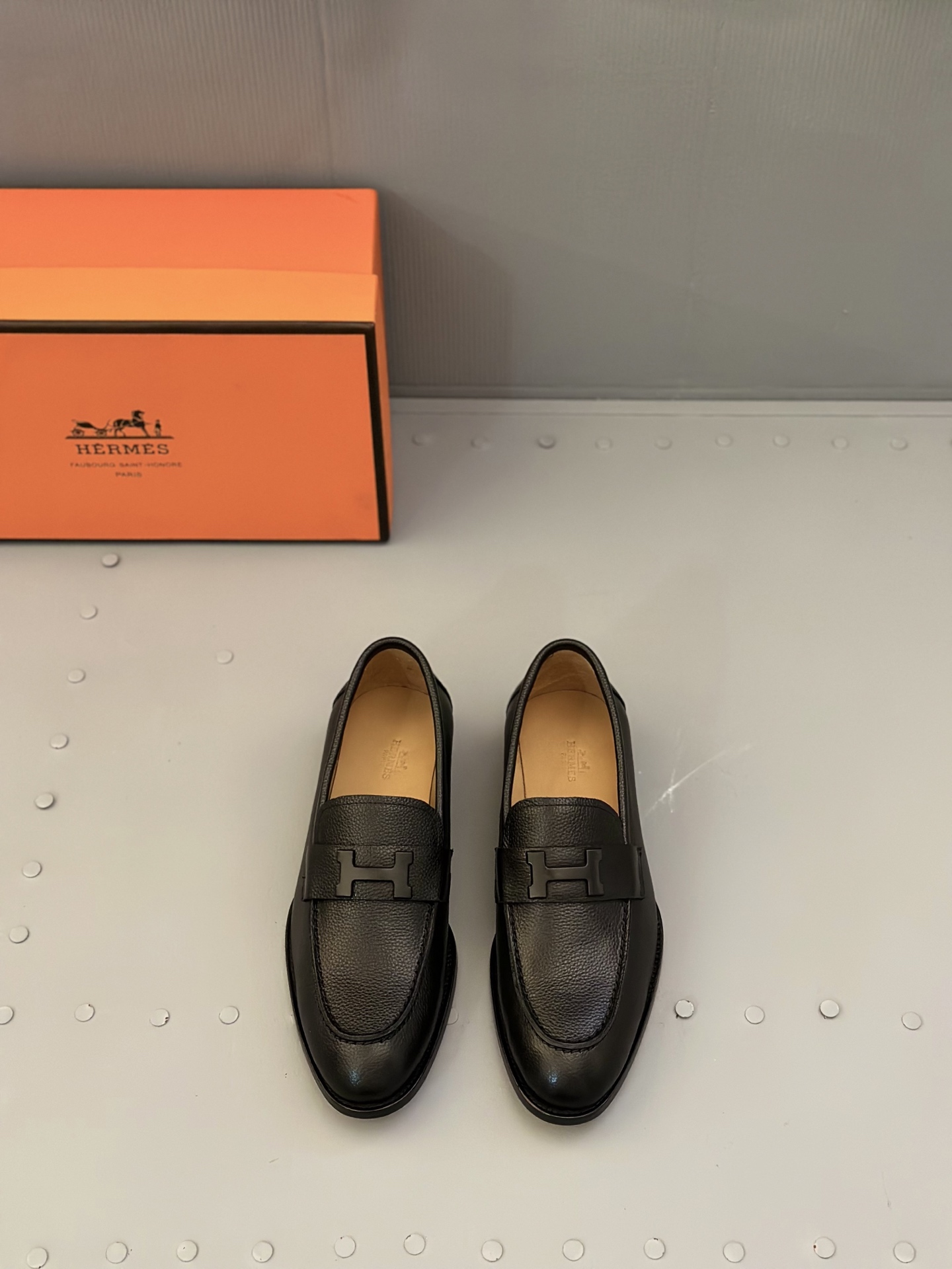 NO:280770,H high-end version, men's business leather shoes, imported top layer cowhide, water-dyed top layer cowhide, imported injection molded leather big sole!  Professional and rigorous craftsmanship, pay attention to details, and demonstrate the taste of noble gentlemen!  Size38-45, cowhide, Leather soles19860909H 高端版本、男士商务皮鞋,进口头层牛皮,水染头层牛里,进口注塑真皮大底！专业严谨工艺,注重细节,彰显尊贵绅士品味！ Size38-45,,cowhide,Leather soles,Men's shoes