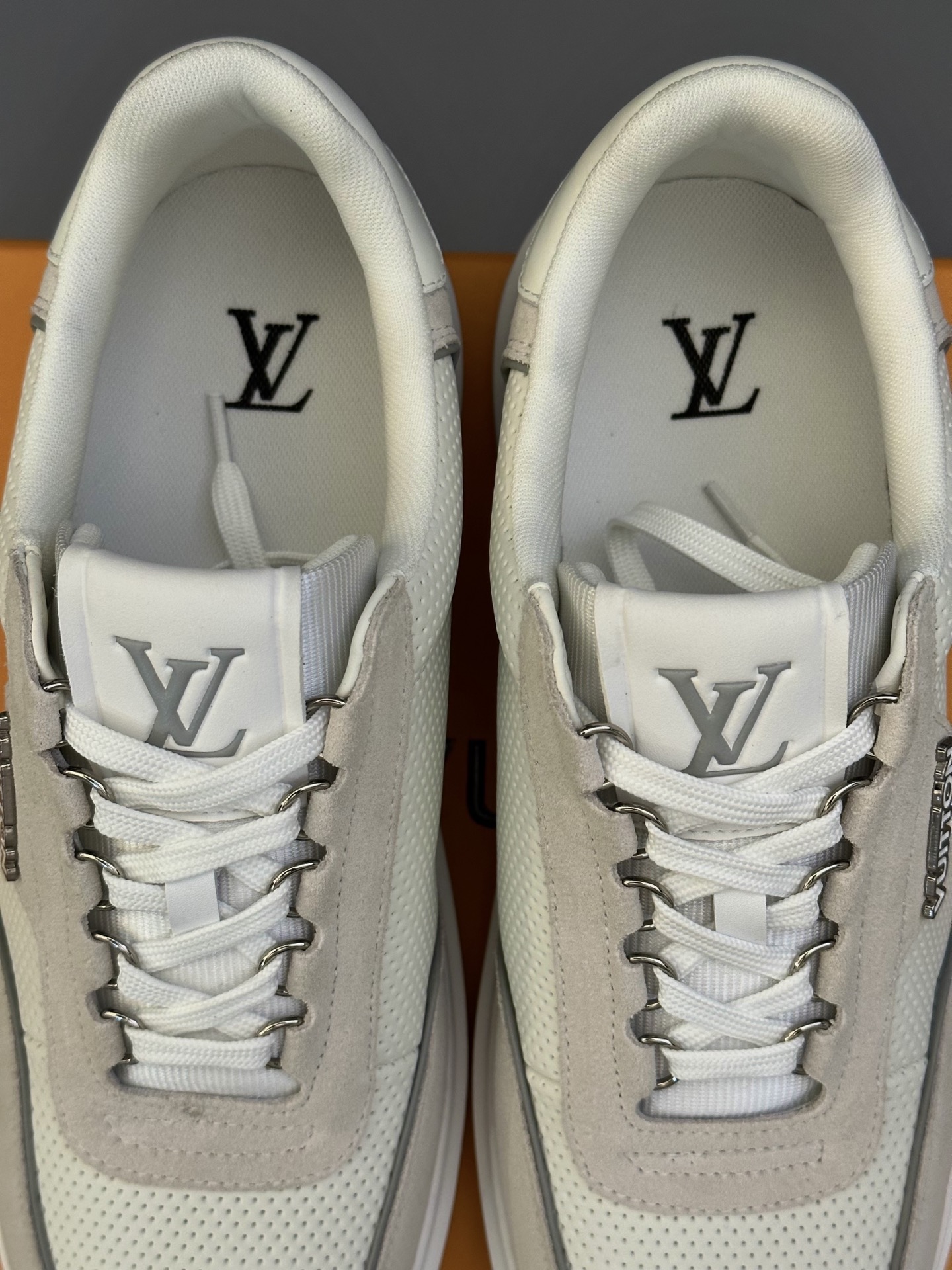 Louis Vuitton Men's White Leather Monogram Lightweight Trainer Sneakers 8 i1745665401612 673 0 6