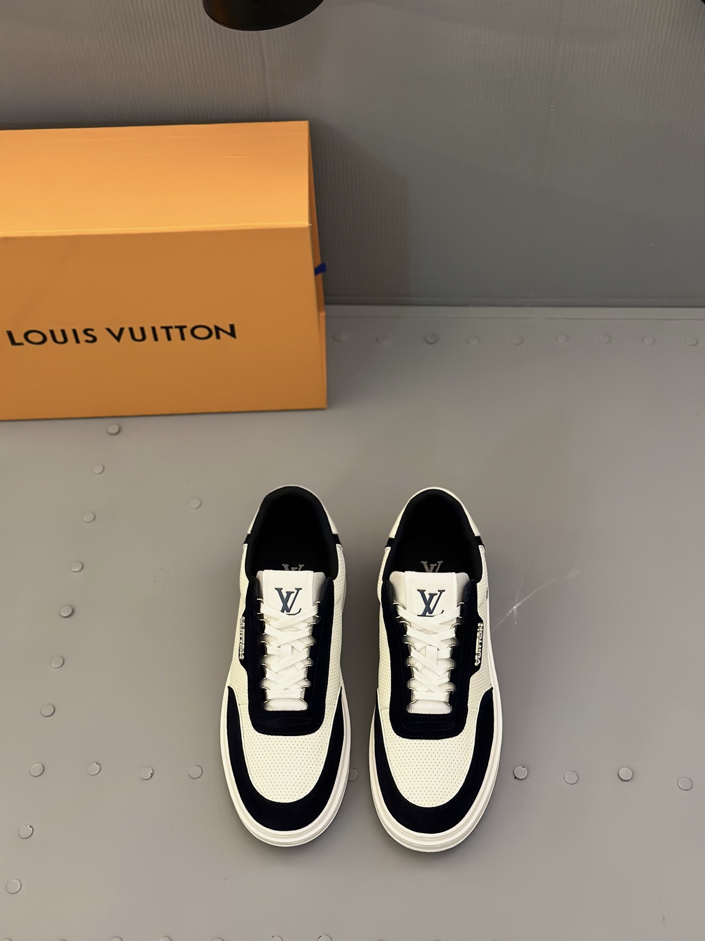 Louis Vuitton Men's High-End Casual Sneakers in Imported Leather, Size 38-44 1 Louis Vuitton Men's High-End Casual Sneakers in Imported Leather, Size 38-44