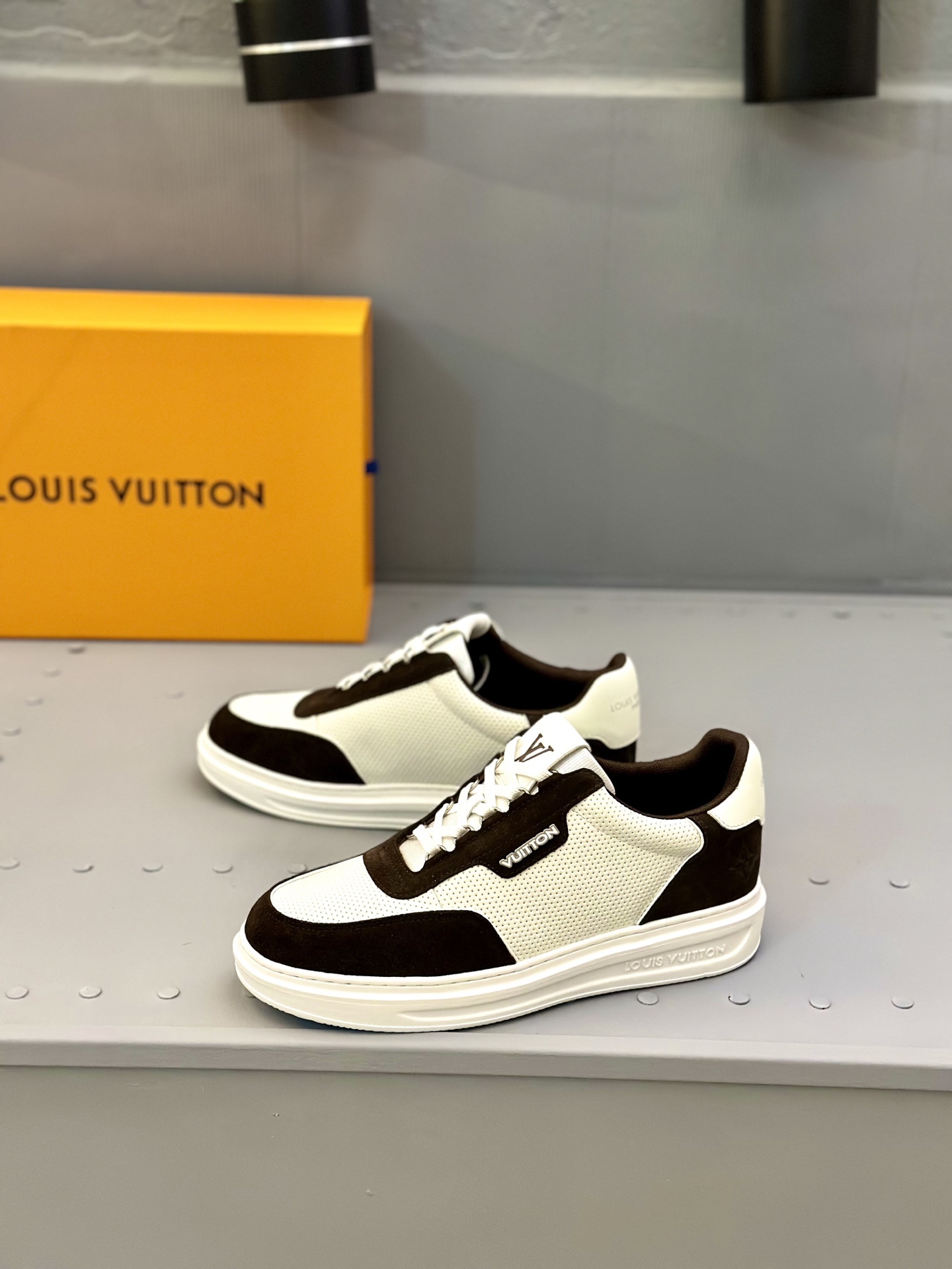 Louis Vuitton Men's Premium Leather Sneakers - Lightweight TPU Sole 7 i1745665454599 9589 0 5