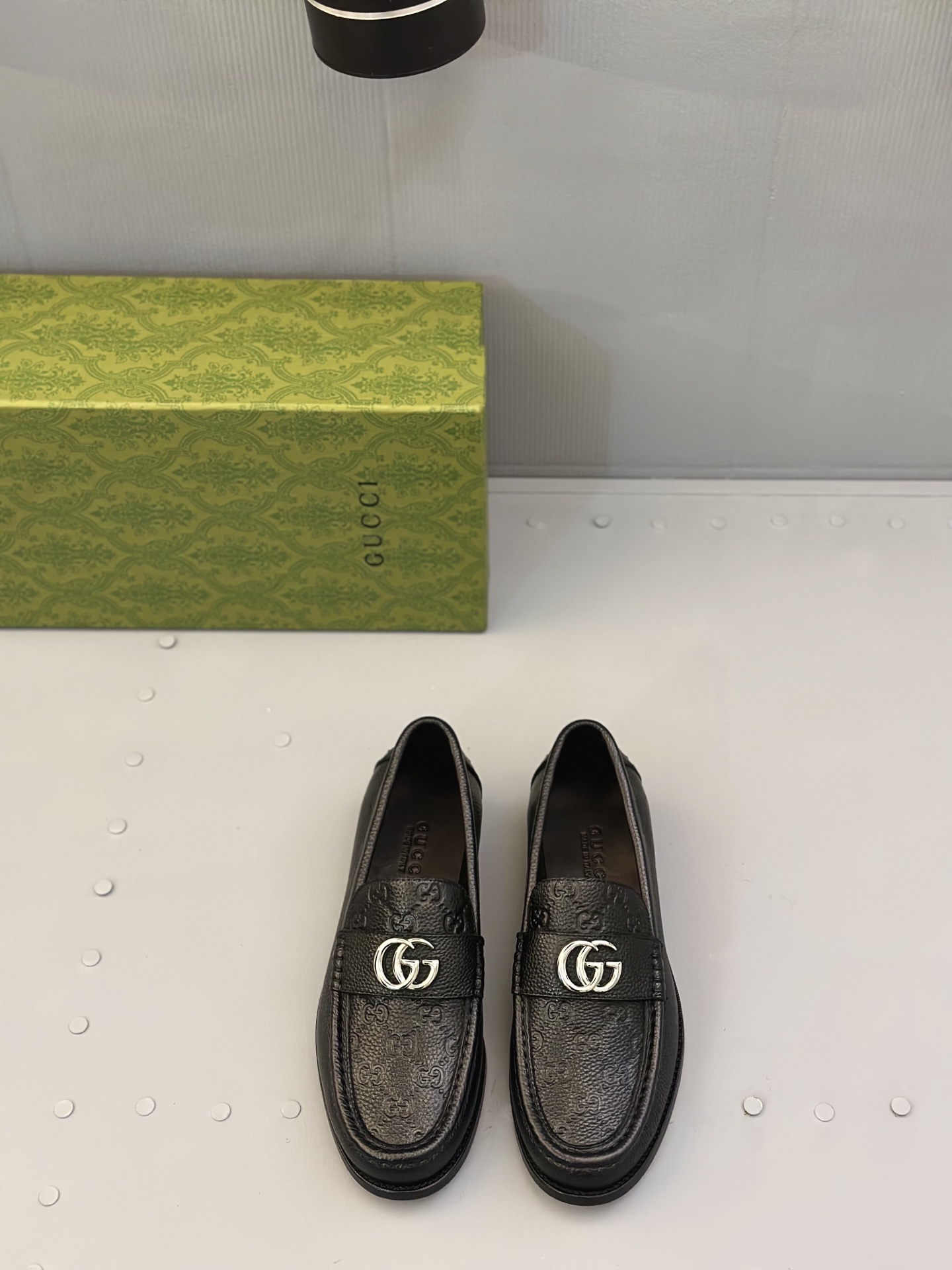 NO:282964,GUCC* cowhide moccasin men's loafers embellished with DG hardware logo, made of imported calf leather, retro and shiny texture complement each other, releasing charming tones to outline confident posture. Imported calf leather   cowhide inner   Italian wear-resistant velvet sole Size: 39-44 (38.45.46. Order), Dolce & Gabbana, gucci, loafers, cowhide19860909GUCC*牛皮莫卡辛鞋男款乐福鞋 点缀DG五金logo,采用进口小牛皮制成,复古与亮泽质感相得益彰,释放迷人色调勾勒自信姿态. 进口小牛皮 牛皮内里 意大利耐磨绒大底 Size:39-44（38.45.46. 订）,,Dolce&Gabbana,gucci,loafers,cowhide,Men's shoes