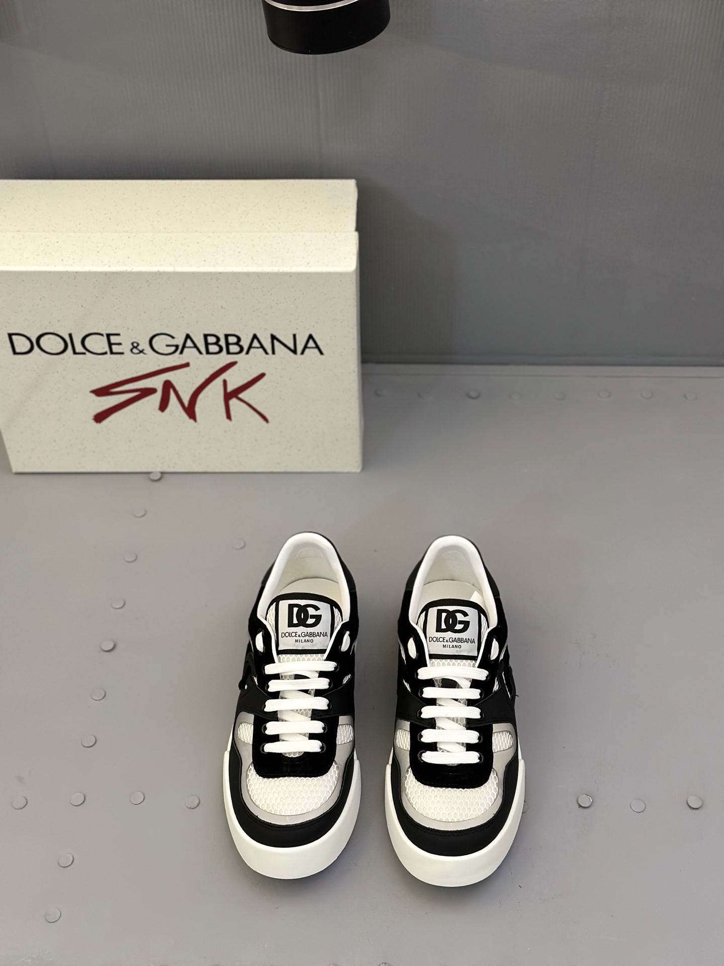 NO:283278,D N G men's interlocking double G casual shoes. The design is inspired by the Italian coast's summer style and beach club. This low-key and restrained shoe is made of comfortable and glossy leather, embellished with round interlocking double G logo, highlighting the classic style and adding elegant charm. Size: 39-44 (customized for 38.45),19860909D N G男士互扣式双G休闲鞋. 设计灵感源自意大利海岸的夏日风情和海滩俱乐部.这款低调内敛的鞋履选用舒适光面皮革匠心打造,缀饰圆形互扣式双G标识,彰显经典风范.更添雅致魅力. Size:39-44（38.45定做）,,Men's shoes