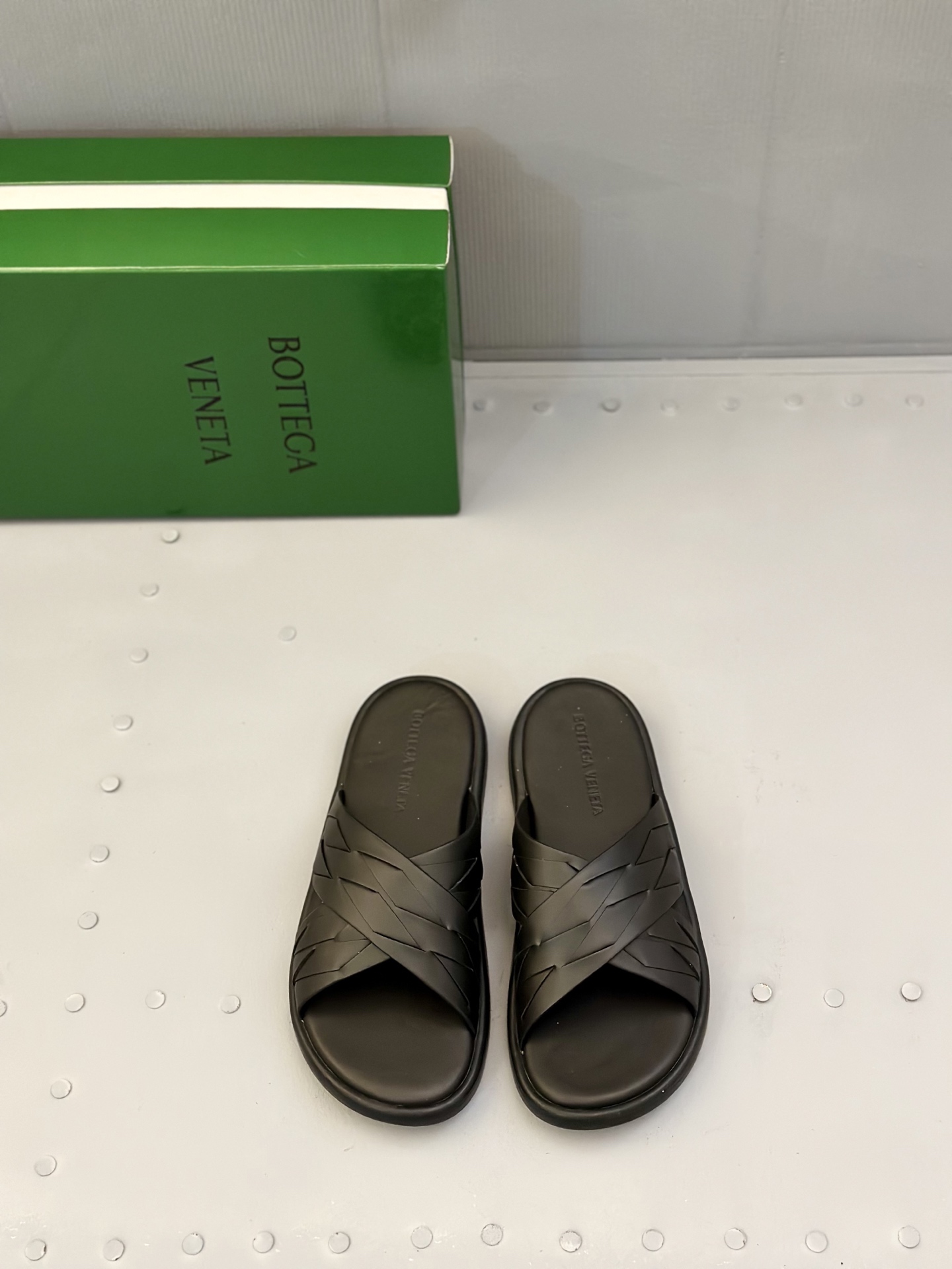 NO:283768,B.V high-end leather outsole summer men's slippers sandals, imported toe layer cowhide hand-woven craftsmanship, low-key luxury temperament, pure handmade, Italian cowhide genuine leather outsole, luxury materials imported fetal cattle inner lining, high-quality products Size39-44,,sandals,slippers,cowhide,Leather soles19860909B.V 高端真皮大底夏季男士拖鞋凉鞋,进口头层牛皮手工编织工艺,低调奢华气质,纯手工制作,意大利牛皮真皮大底、奢侈用料进口胎牛内里,高品质单品 Size39-44,,sandals,slippers,cowhide,Leather soles,Men's shoes