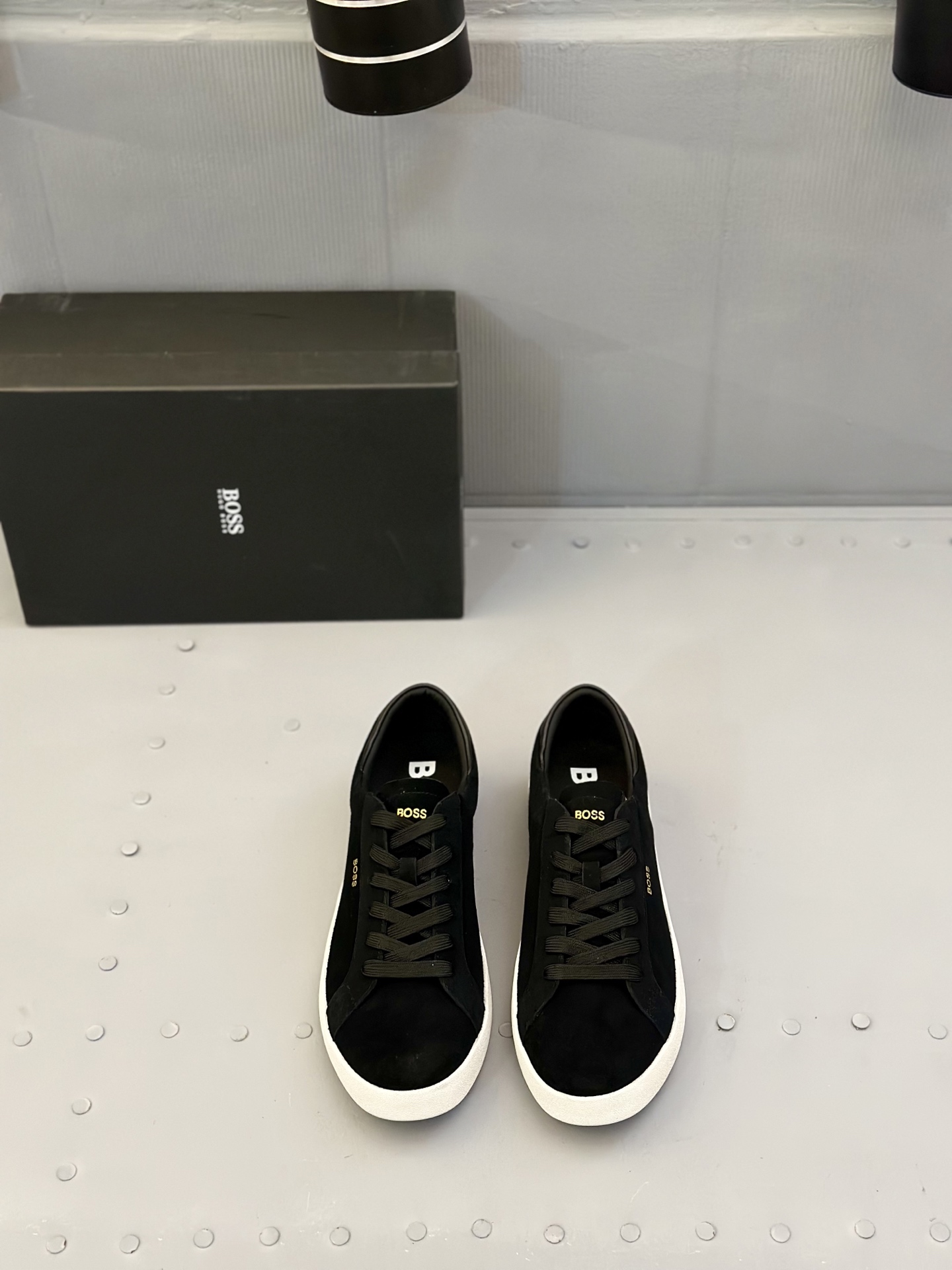 NO:283773,BOSS men's new tassel loafers, top-notch high-quality products for Dongguan production!  Made of grain calf leather, tassel pendant decoration of the same material on the upper, delicate and even handmade mark wiring, classic Love style, calf leather inner lining and foot pad, paired with a lightweight, non-slip, wear-resistant rubber sole, light and comfortable, easy to put on and take off, comfortable and breathable on the feet, and equipped with a dust bag with original box packaging!  Size 39-40-41-42-43-44 Standard leather shoe size, loafers, cowhide19860909BOSS 男士新款套脚流苏乐福鞋 莞产顶级高品！选用粒面小牛皮制成,鞋面同材质流苏吊坠装饰,细致均匀的手工马克走线,经典乐福版型,小牛皮内里及垫脚,搭配轻质防滑耐磨橡胶大底,轻便舒适,套脚穿脱方便,上脚舒适透气,配原盒包装防尘袋！ 尺码39-40-41-42-43-44 标准皮鞋码,,loafers,cowhide,Men's shoes