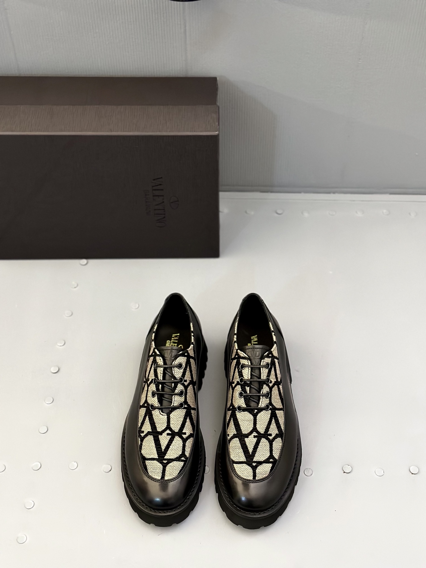 NO:284370,VALENTINO new men's loafers, fashionable and casual leather shoes, this loafer uses imported cowhide upper, with calfskin dyed inside, calfskin insole, soft, comfortable and breathable on the upper, and complete packaging with the original box!  Visible details and quality. Size39-44 (customized by 38.45), valentino, valentino, loafers, cowhide19860909VALENTINO华伦天奴新款男士乐福鞋,时尚休闲皮鞋,这款乐福鞋采用进口牛皮鞋面,内里本染小牛皮 小牛皮鞋垫 上脚柔软舒适透气 配原盒全套包装！看得见的细节和品质. Size39-44（38.45定做）,,valentino,valentino,loafers,cowhide,Men's shoes