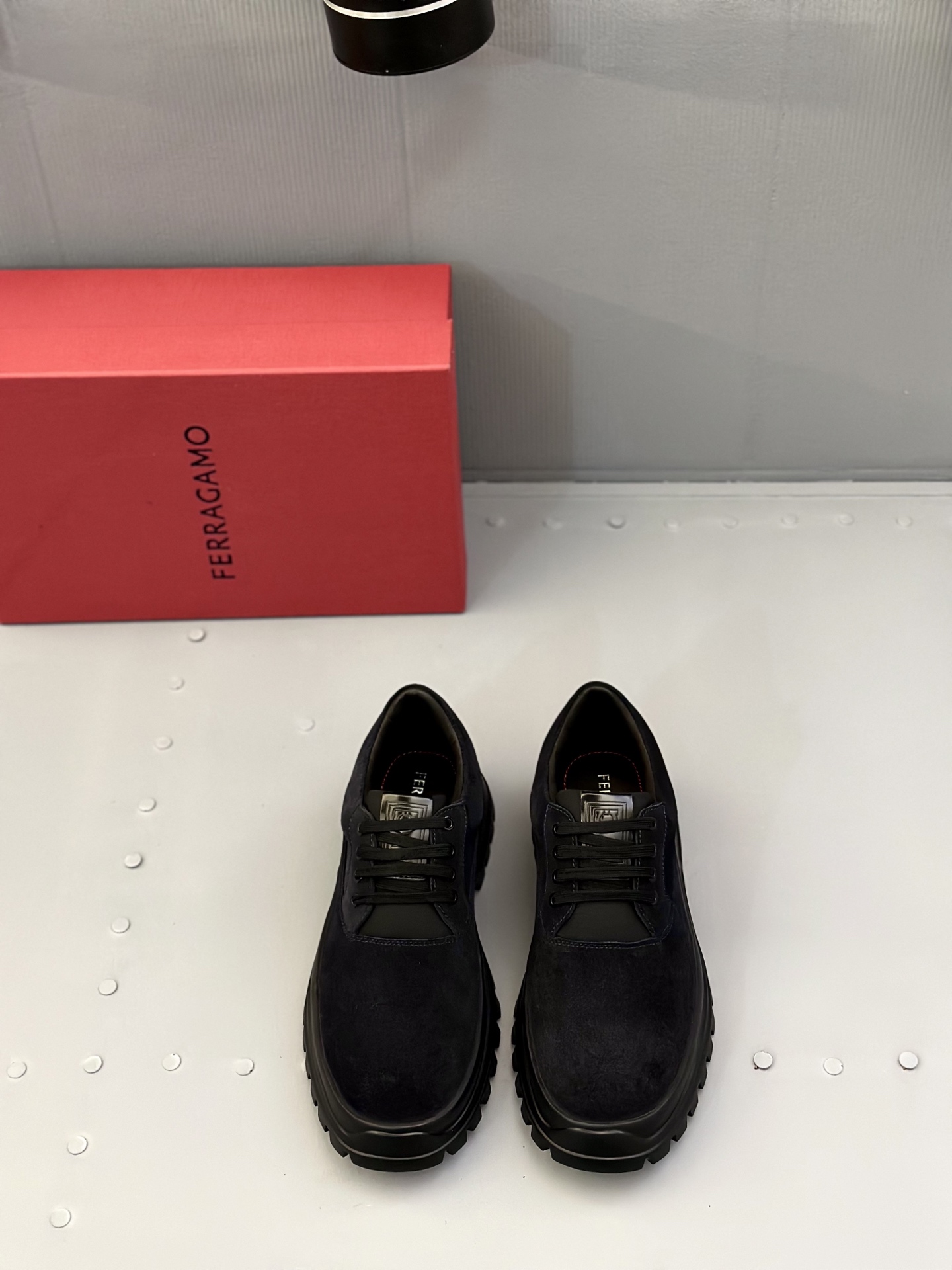 NO:284337,F top purchasing agent Firagómur, street-fried men's casual leather shoes series, counters are sold at the same time, Italian imported cowhide fabric, high-quality splicing craftsmanship master, imported water dyed beef, original soles are specially supplied with original foamed soles, original order goods, high-quality can enter and exit the counter at will, welcome to compare counters synchronously, code number 39-44 (order 38 45),,cowhide19860909F顶级代购 菲拉格幕 炸街男神休闲皮鞋系列,专柜同步发售原厂配置,意大利进口牛皮面料,高品质拼接工艺潮达人,进口水染牛里 ,鞋底原厂特供原版发泡大底、原厂跟单货,高品质可随意进出专柜,欢迎对比专柜同步,码数 39-44（ 订 38 45）,,cowhide,Men's shoes