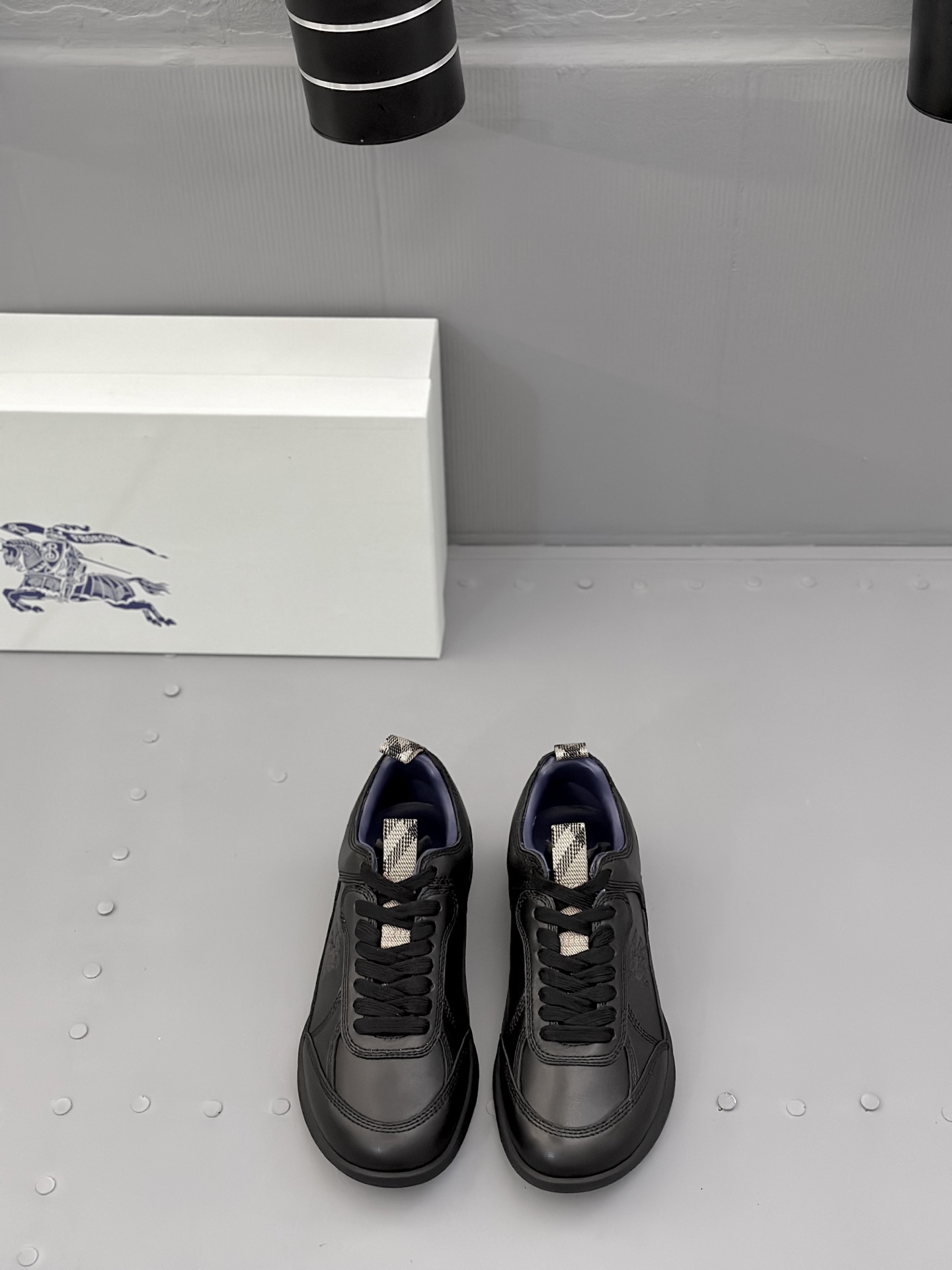 NO:284332,Burberry Leather Matrix Sports Shoes, the high fashion show series of sneakers, debuted at the brand 2025 summer fashion show. It is made of Italian refined leather fabric, incorporates the same color line details, inspired by a sports style design. It is matched with light soles and Burberry checked lifting shoe decorations, embroidery of the brand Equestrian Knight logo (EKD) embroidery. – Lace-up design – Equestrian Knight logo (EKD) embroidery on the side – The sole is decorated with Equestrian Knight logo (EKD) – Comes with dust bag Size 39-45,,burberry,sneakers19860909Burberry皮革 Matrix 运动鞋 高级时装秀系列运动鞋,首次亮相于品牌 2025 夏季时装秀.选用意大利精制皮革面料打造,融入同色系缉明线细节,灵感源自运动风设计.搭配轻盈鞋底和 Burberry 格纹提鞋饰袢,点缀品牌马术骑士徽标（EKD）刺绣. – 系带设计 – 侧边点缀马术骑士徽标（EKD）刺绣 – 鞋底饰有马术骑士徽标（EKD） – 随附防尘袋Size 39-45,,burberry,sneakers,Men's shoes