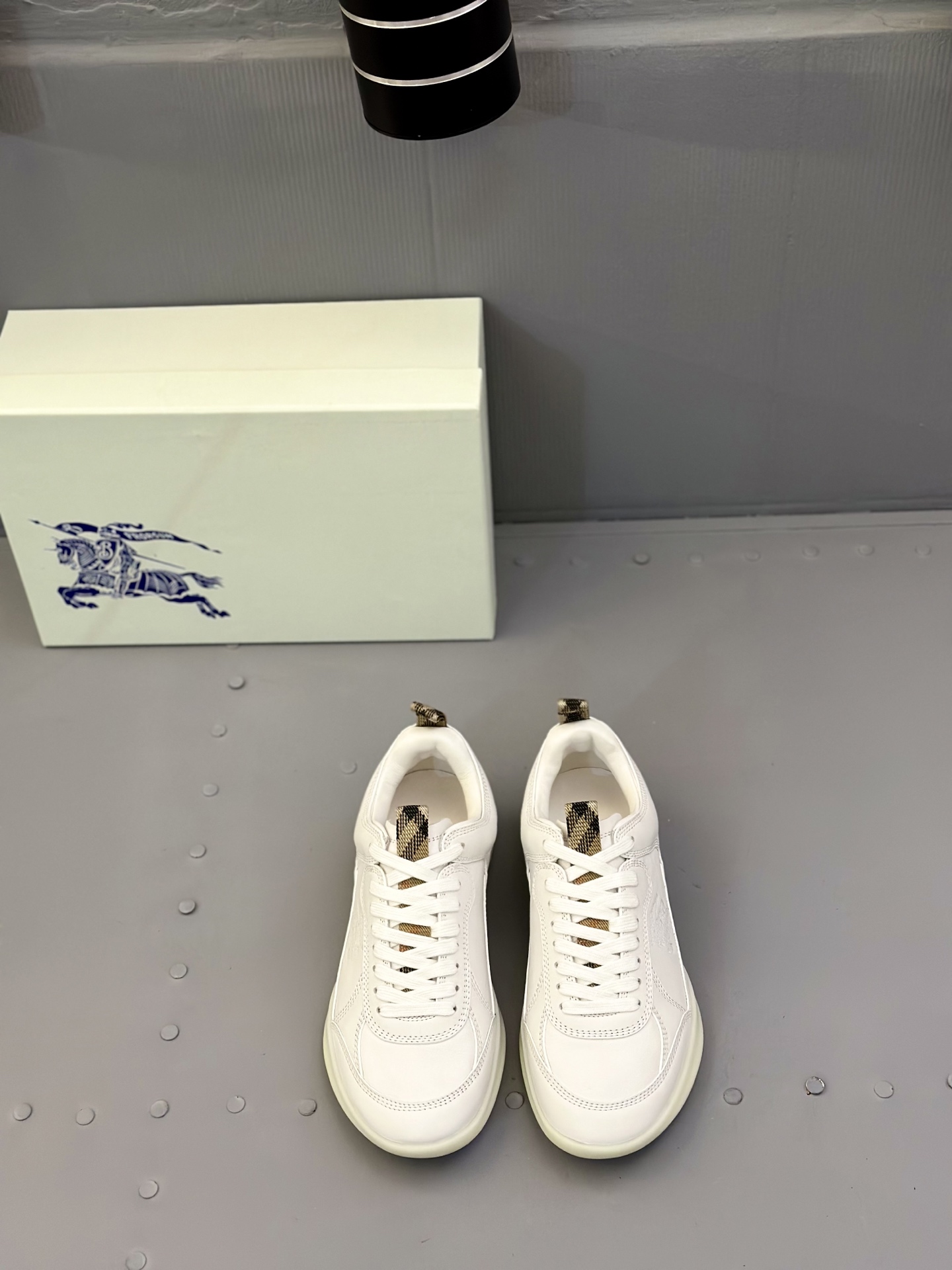 NO:284350,Burberry Leather Matrix Sports Shoes, the high fashion show series of sneakers, debuted at the brand 2025 summer fashion show. It is made of Italian refined leather fabric, incorporates the same color line details, inspired by a sports style design. It is matched with light soles and Burberry checked lifting shoe decorations, embroidery of the brand Equestrian Knight logo (EKD) embroidery. – Lace-up design – Equestrian Knight logo (EKD) embroidery on the side – The sole is decorated with Equestrian Knight logo (EKD) – Comes with dust bag Size 39-45,,burberry,sneakers19860909Burberry皮革 Matrix 运动鞋 高级时装秀系列运动鞋,首次亮相于品牌 2025 夏季时装秀.选用意大利精制皮革面料打造,融入同色系缉明线细节,灵感源自运动风设计.搭配轻盈鞋底和 Burberry 格纹提鞋饰袢,点缀品牌马术骑士徽标（EKD）刺绣. – 系带设计 – 侧边点缀马术骑士徽标（EKD）刺绣 – 鞋底饰有马术骑士徽标（EKD） – 随附防尘袋Size 39-45,,burberry,sneakers,Men's shoes