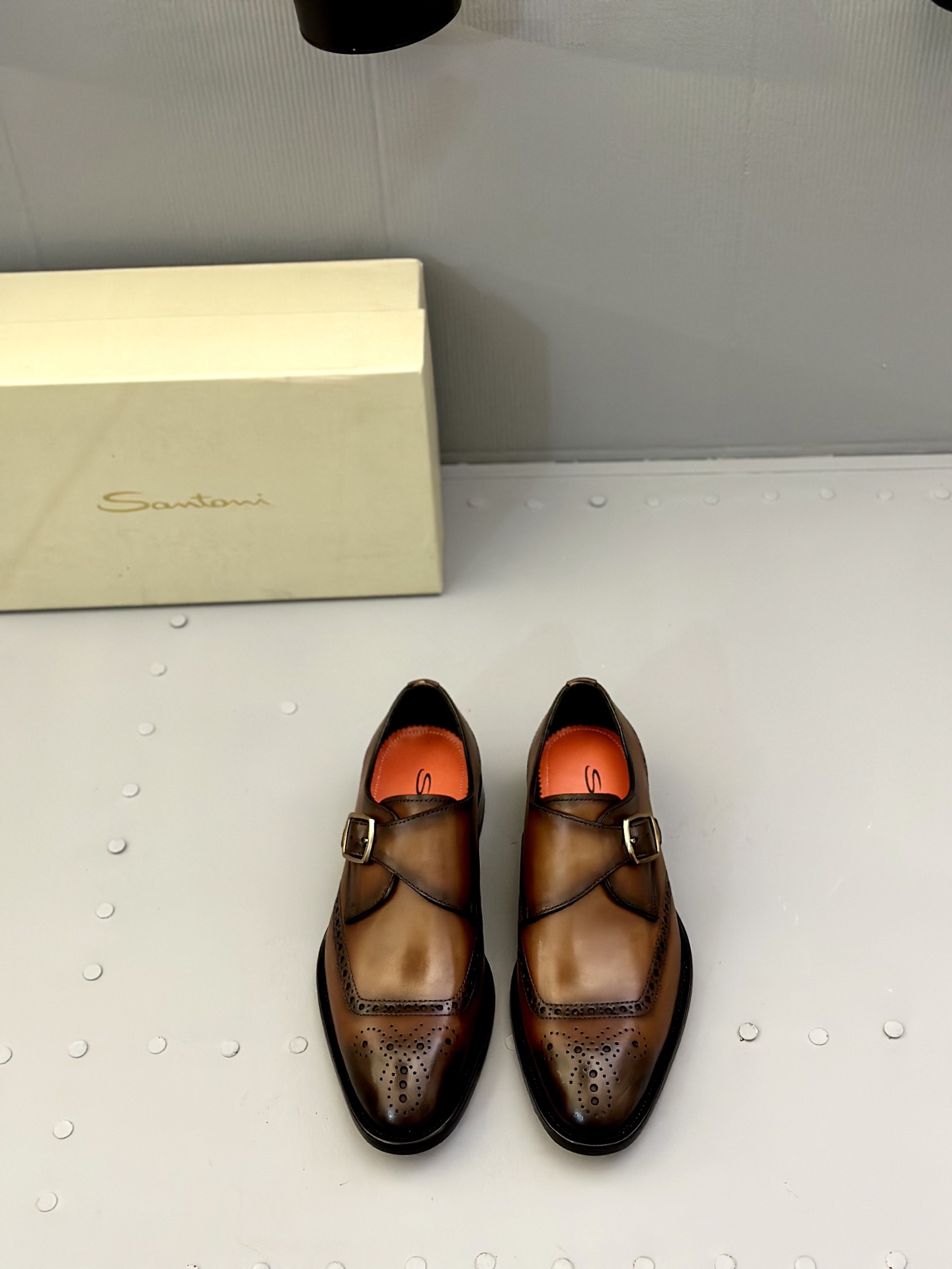 NO:284738,Satori Santoni super soft leather outsole loafers, this loafer is inspired by driving shoes, made of super soft and breathable top cowhide leather, unlined design, hand-stitching details on the side, colorful color matching, high-end genuine leather outsole quality improvement, casual and easy to wear without losing taste, bringing Love people the ultimate summer shoes that cannot be missed. Size39-44 (customized for 38.45), loafers, cowhide, Leather soles19860909Satori 圣东尼超软真皮大底乐福鞋,这款休乐福鞋以驾车鞋为灵感,采用超柔软透气的头层牛皮革打造,无衬里设计,侧面手工缝线细节,缤纷的色彩搭配,高档真皮大底品质提升,休闲易穿不失品位,给乐福人士带来了不可错过的终极夏鞋.Size39-44（38.45定做）,,loafers,cowhide,Leather soles,Men's shoes