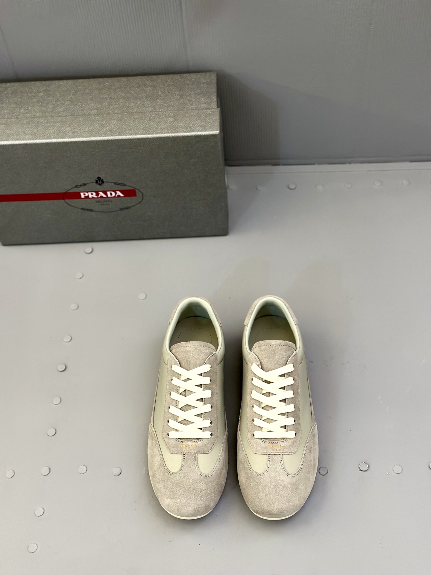 NO:284744,Prad* 2025 new high-end men's sneakers, this sneaker is fashionable and versatile, simple and modern, blending sports style and exquisite details. It is made of leather, matched with rubber soles, imprinted letter logo on the tongue, and the iconic enameled triangle metal logo showing the elegant and exquisite feeling. Size39-44,,prada,prada,sneakers19860909Prad*普拉达2025新品男士高端运动鞋,这款运动鞋时尚百搭,简洁现代,融合运动风格和精致细节.选用皮革材质打造,搭配橡胶鞋底,鞋舌压印字母徽标,标志性的涂珐琅三角形金属徽标尽显高雅考究之感. Size39-44,,prada,prada,sneakers,Men's shoes