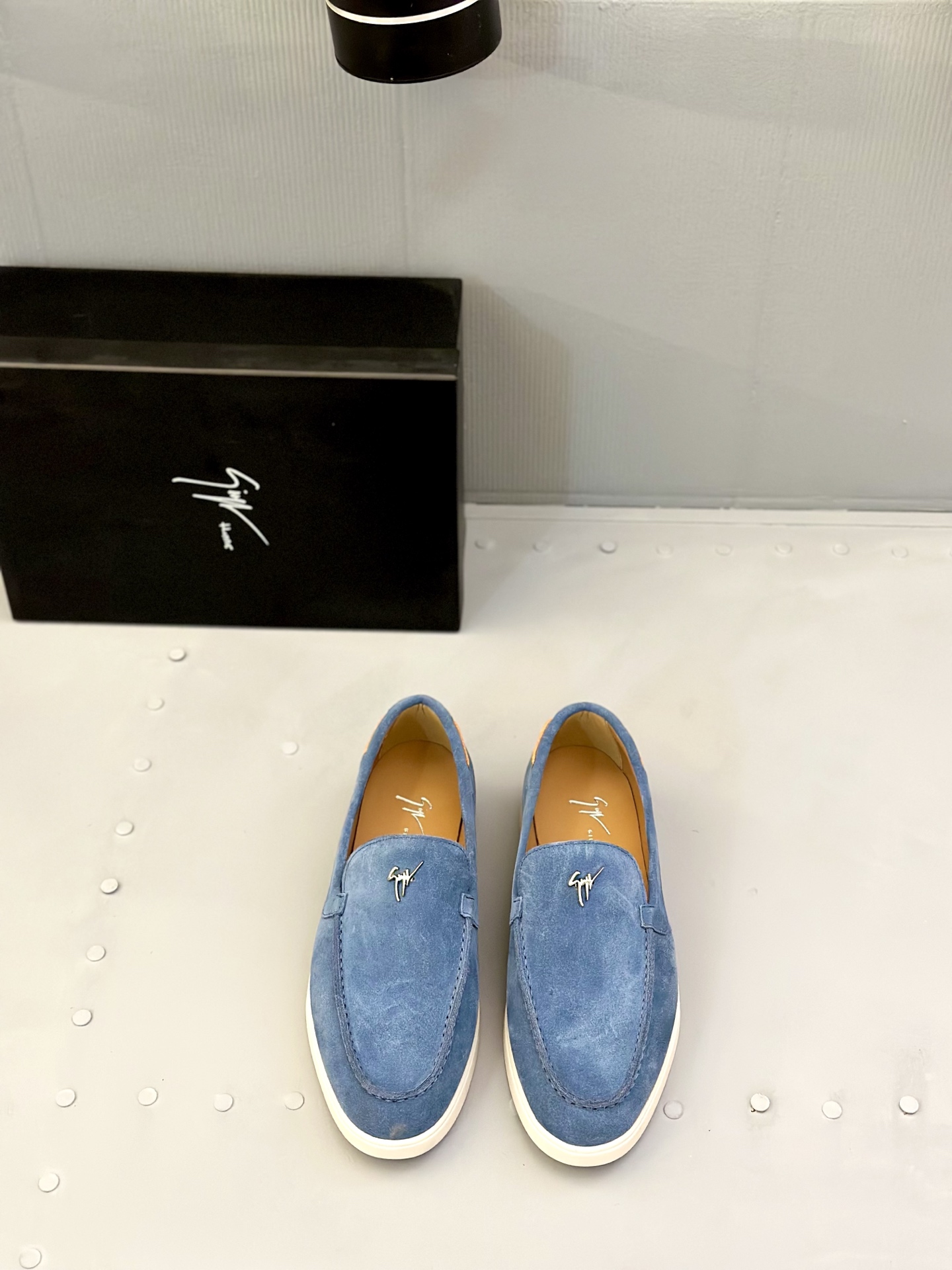 NO:346378,Giuseppe Zanotti Giuseppe Sano's 25th latest simple casual series, one-foot casual flat shoes, men's style, original purchase and development, made of goods, this Giuseppe Zanotti hardware buckle + high silky smooth suede cowhide leather to create smooth lines, business lightweight, men's simple/fashionable spring and summer/one-foot lazy shoes. Delivery counter exquisite packaging Fabric: original custom imported top layer cowhide inner original custom cowhide sole original open mold raw rubber sole Size: 40-46 (customized by 45/46),,loafers,flats,cowhide19860909Giuseppe Zanotti朱塞佩萨诺第25最新简约休闲系列 一脚蹬休闲平底鞋乐福鞋男款 原版购入开发 做货 这款Giuseppe Zanotti 五金搭扣+高丝光滑绒面牛皮革塑造流畅线条,商务轻便首选,男装简约/时尚春夏/一脚蹬懒人鞋. 配送专柜精美包装 面料:原版定制进口头层牛皮 内里原版定制牛皮里 鞋底原版开模生胶底 Size:40-46（45/46定做）,,loafers,flats,cowhide,Men's shoes