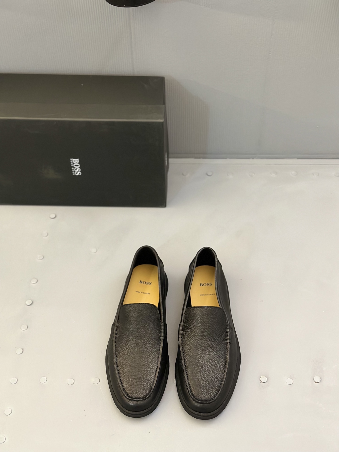 NO:347258,BOSS men's new tassel loafers, top-notch high-quality products for Dongguan production!  Made of grain calf leather, tassel pendant decoration of the same material on the upper, delicate and even handmade mark wiring, classic Love style, calf leather inner lining and foot pad, paired with a lightweight, non-slip, wear-resistant rubber sole, light and comfortable, easy to put on and take off, comfortable and breathable on the feet, and equipped with a dust bag with original box packaging!  Size 39-40-41-42-43-44 Standard leather shoe size, loafers, cowhide19860909BOSS 男士新款套脚流苏乐福鞋 莞产顶级高品！选用粒面小牛皮制成,鞋面同材质流苏吊坠装饰,细致均匀的手工马克走线,经典乐福版型,小牛皮内里及垫脚,搭配轻质防滑耐磨橡胶大底,轻便舒适,套脚穿脱方便,上脚舒适透气,配原盒包装防尘袋！ 尺码39-40-41-42-43-44 标准皮鞋码,,loafers,cowhide,Men's shoes