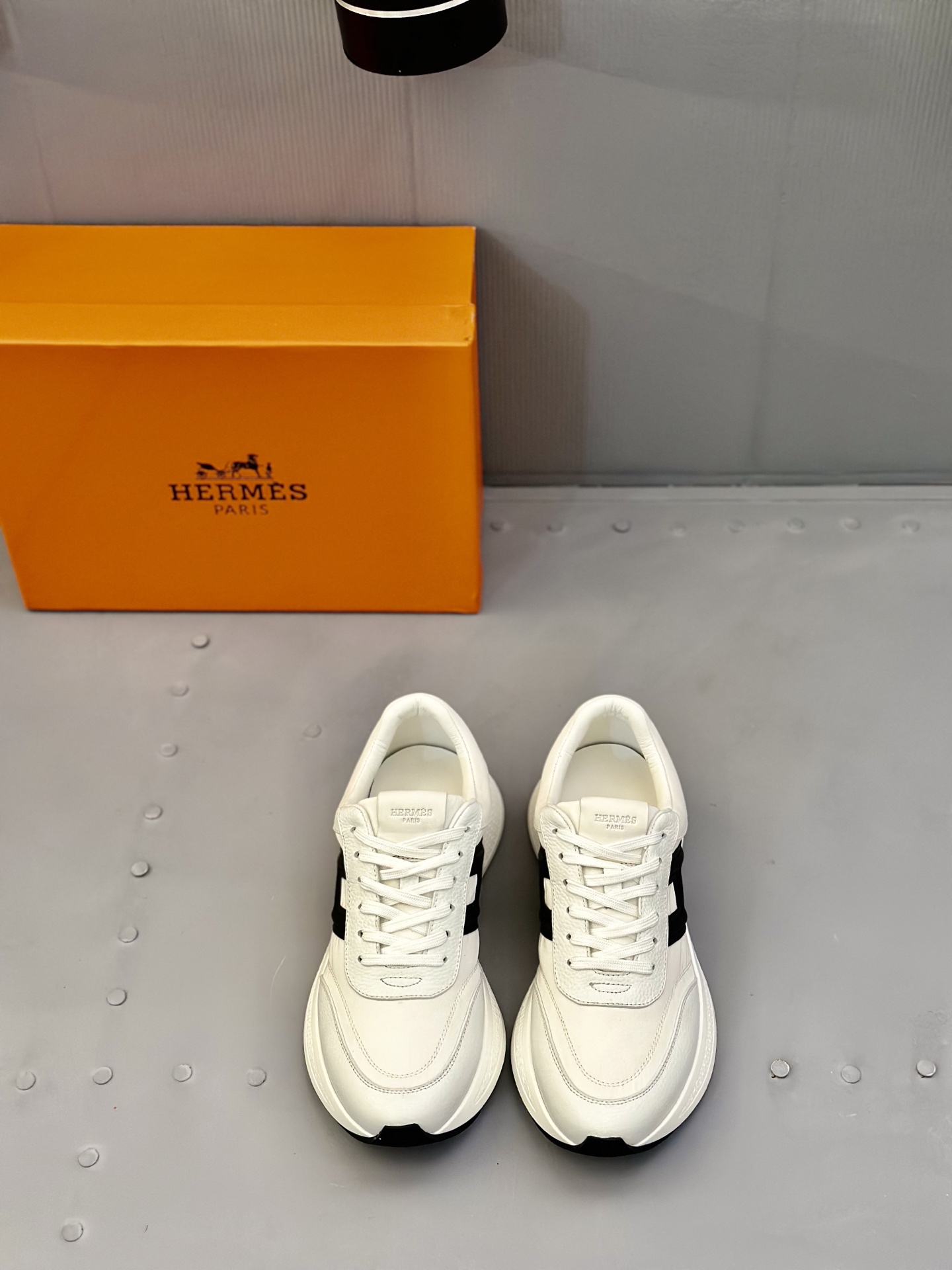 NO:348017,HERMES/Hermes Hugo thick-soled sneakers casual men's shoes. This sneaker uses imported cowhide spliced ​​breathable mesh design, contrasting color design creates a dynamic modern shape. The front end of the toe is natural rubber inlay, and the style is novel and fashionable. The texture is invincible, cowhide lining, cowhide foot pads, comfortable and breathable on the upper foot, and the rubber sole decorative geometric pattern is decorated with the iconic 