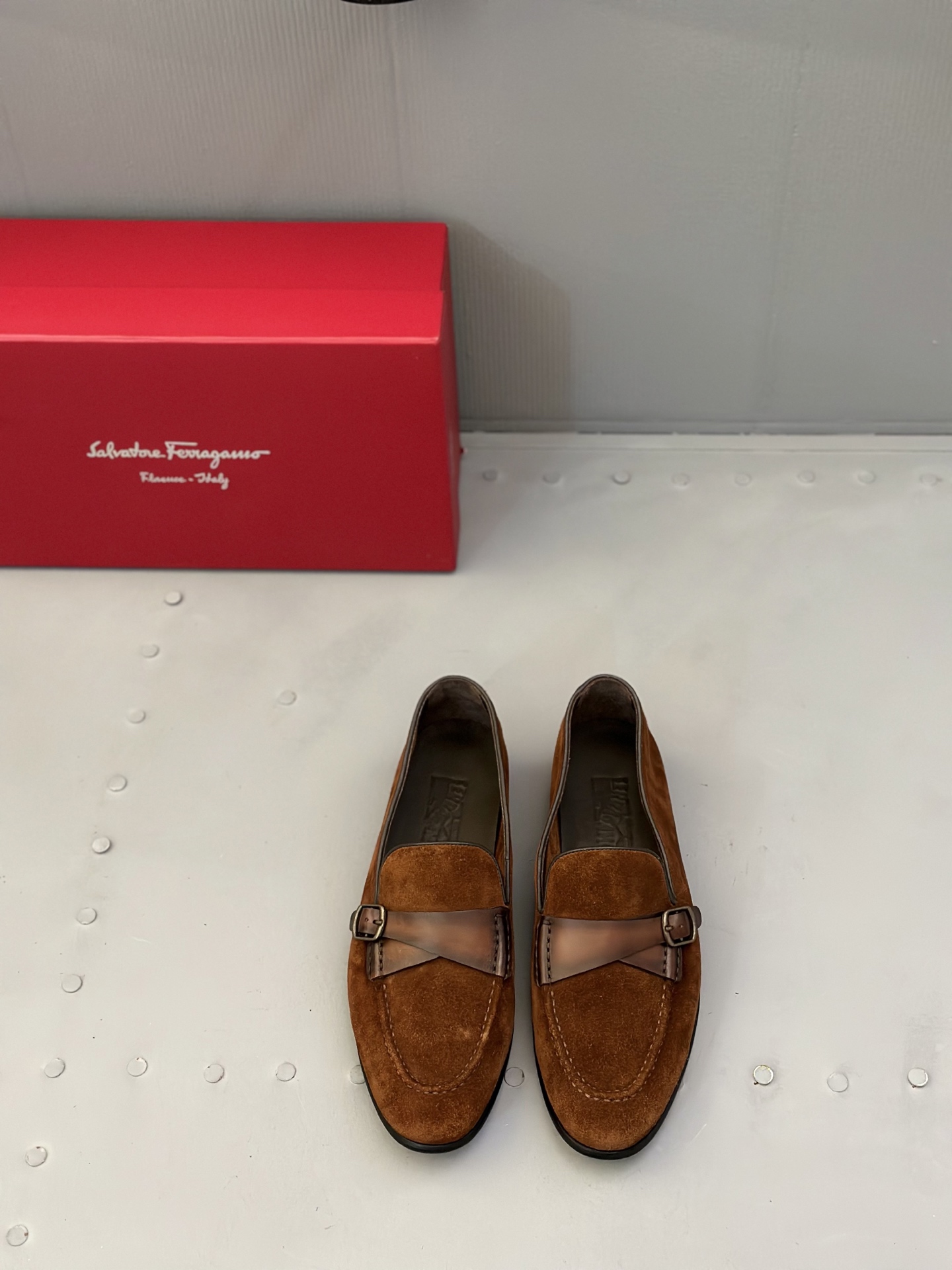 NO:350585,Ferraga* men's formal leather shoes reflect classic elegant temperament. The elegant appearance is paired with a slender style, created by imported cowhide, comfortable and light, easy to put on and take off with feet, the inner part is dyed with calfskin, genuine leather sole. The rear shoe belt is lace, exquisite details!  Size39-44 (38.45 custom made), ferragamo, ferragamo, cowhide, Leather soles19860909Ferraga*菲拉格慕男士正装皮鞋、体现经典的优雅气质.高雅的外观搭配修长的版型,进口牛皮打造,舒适轻盈,套脚式穿脱方便,内里本染小牛皮,真皮大底.后置提鞋环带,细节精致！ Size39-44（38.45定做）,,ferragamo,ferragamo,cowhide,Leather soles,Men's shoes