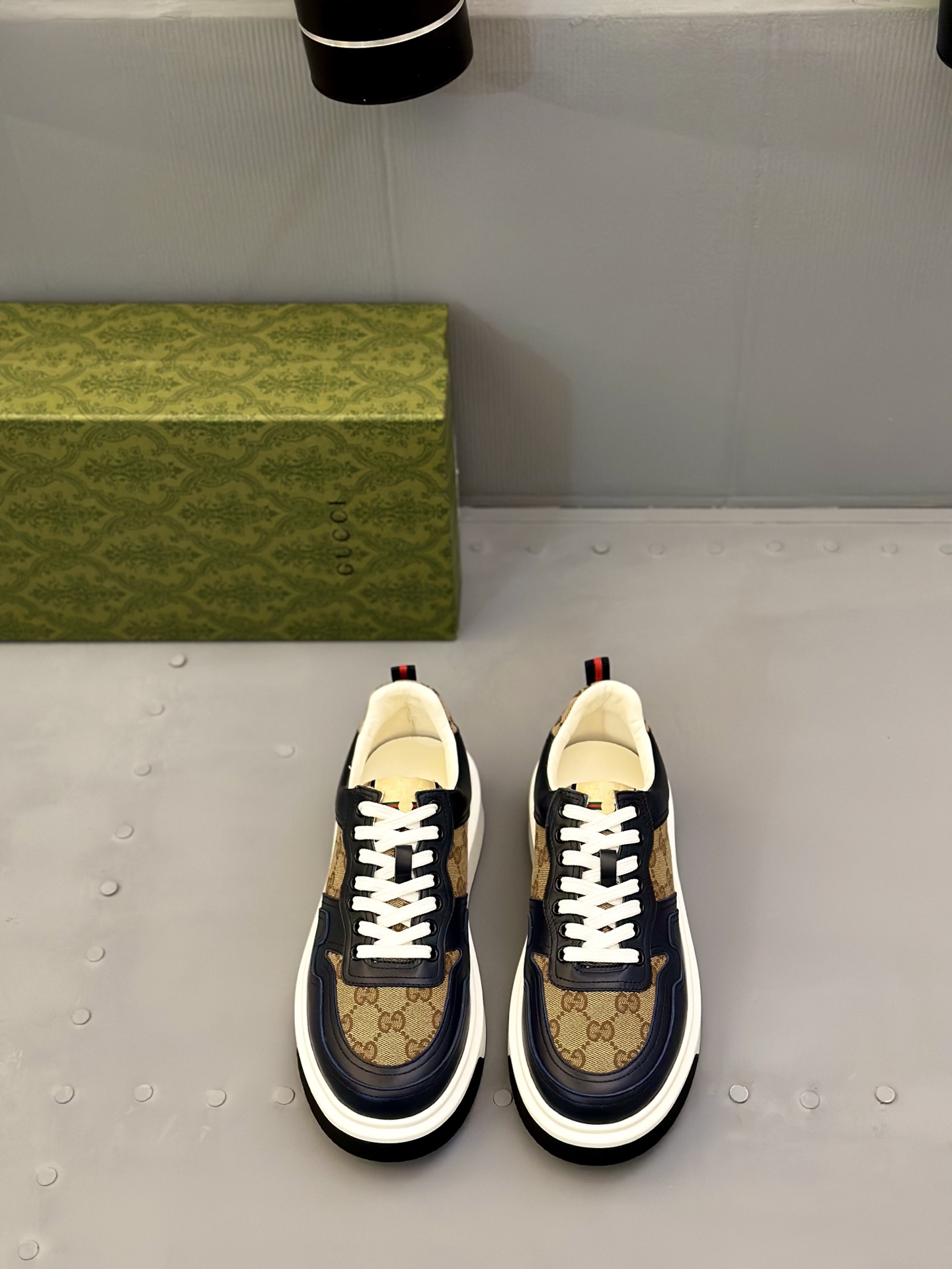 NO:352426,G Top Purchase Ancient Street Fried Street Men's God's Counter is available at the same time for sale. Original configurations are available in Italy imported original cowhide with logo fabric, high-quality splicing complex craftsmanship, imported comfortable cowhide inner cowhide footbed, original soles are specially supplied with original soles, super comfortable, original order goods, high-quality, you can enter and exit the counter at will, welcome to compare the counter synchronization, number 38-44 (order 45),, cowhide19860909G 顶级代购 古 炸街男神专柜同步发售原厂配置,意大利进口原版牛皮搭配标志布面料,高品质拼接复杂工艺,进口舒适牛皮内里牛皮垫脚,鞋底原厂特供原版底超级舒适,原厂跟单货 高品质,可随意进出专柜,欢迎对比专柜同步,码数 38-44（订 45）,,cowhide,Men's shoes