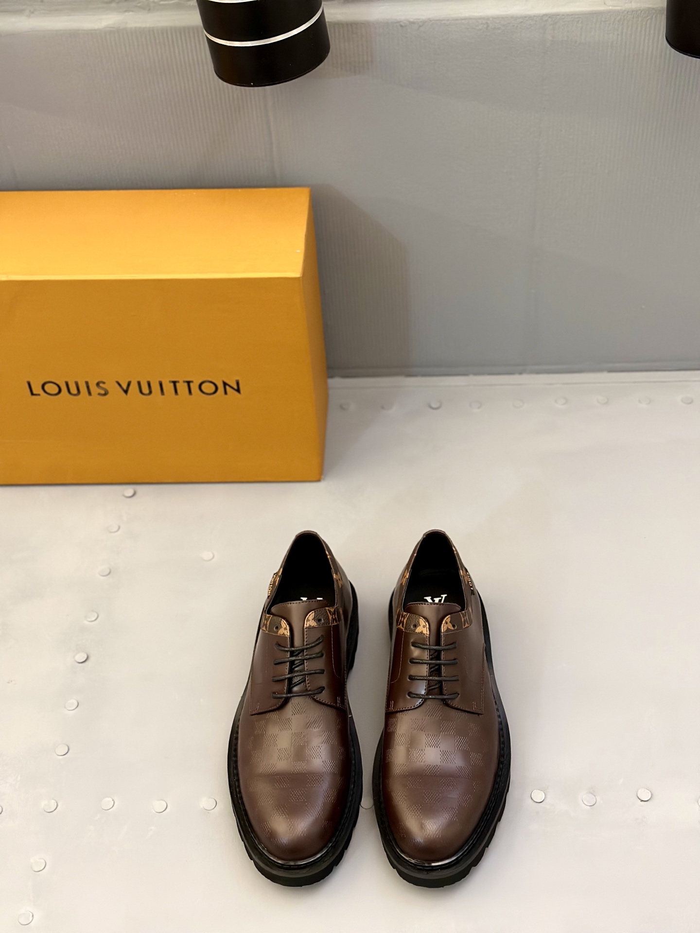 NO:352450,L V Top Purchase Louis Classic Men's God Casual Leather Shoes Series, the counter is released simultaneously with original configuration, Italian imported cowhide fabric, high-quality splicing craftsmanship expert, imported water dyed beef, original soles are specially supplied with original foamed soles, original order goods, high-quality can enter and exit the counter at will, welcome to compare the counter synchronization, the number of codes 39-44 (order 38 45),,louis vuitton,cowhide19860909L V 顶级代购 路易经典男神休闲皮鞋系列,专柜同步发售原厂配置,意大利进口牛皮面料,高品质拼接工艺潮达人,进口水染牛里 ,鞋底原厂特供原版发泡大底、原厂跟单货,高品质可随意进出专柜,欢迎对比专柜同步,码数 39-44（ 订 38 45）,,louis vuitton,cowhide,Men's shoes