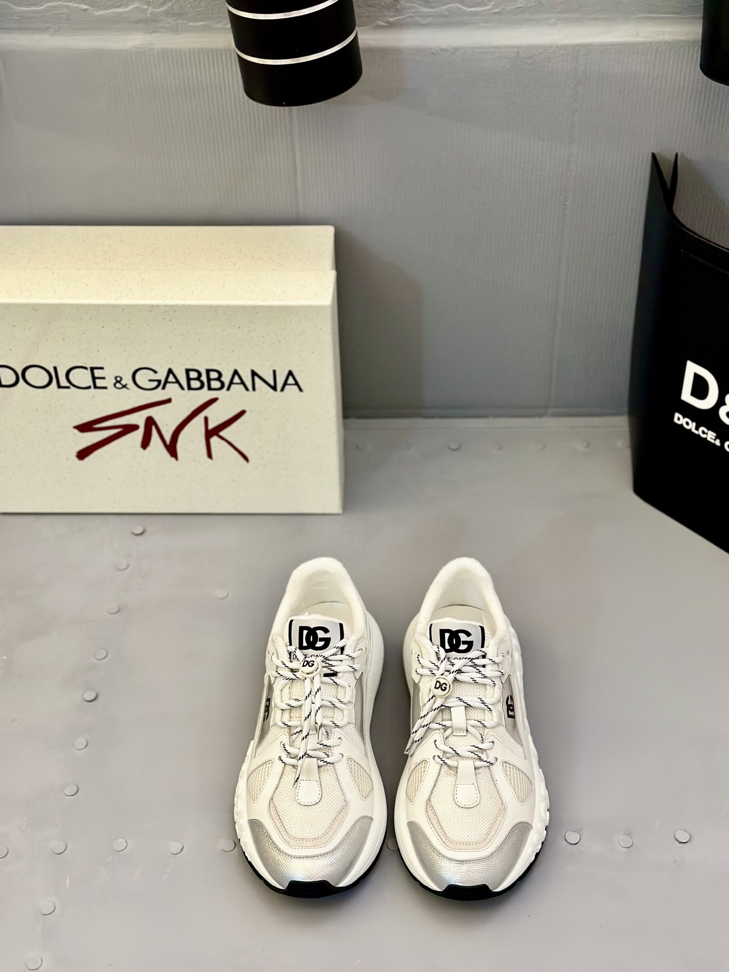 NO:344656,2025D&G calfskin logo men's casual shoes. As a symbol of exquisite craftsmanship and exquisite details, the new electroplated DG logo is embellished, and high-frequency craftsmanship creates a three-dimensional silhouette. Imported cowhide upper + cowhide inner + original rubber outsole, hand-sewing technology, a must-have artifact in summer Size: 39-44 (38.45 46 customized),, Dolce&Gabbana, cowhide198609092025D&G小牛皮徽标男士休闲鞋. 作为精湛工艺和精美细节的象征,全新点缀电镀DG徽标,高频工艺成就立体廓形. 进口牛皮鞋面+牛皮内里+原版橡胶大底、手工缝制工艺技术、夏天必备神器 Size:39-44（38.45 46 定做）,,Dolce&Gabbana,cowhide,Men's shoes