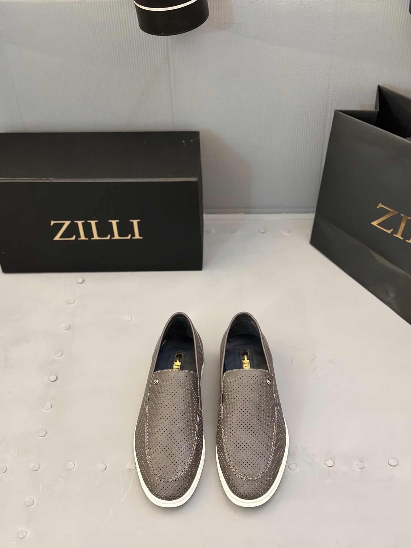 NO:344695,ZILLI French luxury men's shoes ZILLI is a simple style that suits you. It has both spirit and shape, and writes the charm of men. Between the edges and corners, the style is displayed, and high-quality calfskin is used, comfortable and soft. The body is hollowed out, so that the feet are always refreshing and breathable in summer. The insole is made of natural latex material and feels more comfortable. Size39-44 (customized by 38.45.46), cowhide19860909ZILLI法国顶奢男鞋ZILLI目之所及简约风貌随心而行.神形兼备,谱写男士魅力.棱角之间,展述风格,选用优质小牛皮,舒适 柔软 鞋身镂空设计,夏季穿着时刻保持双脚清爽透气 鞋垫采用天然乳胶材质脚感更加舒适 ,size39-44（38.45.46定制）,,cowhide,Men's shoes