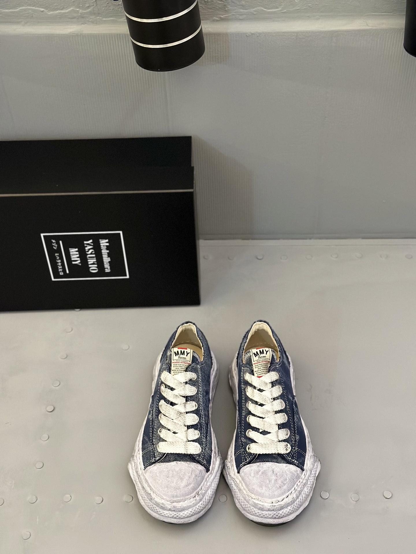 NO:345323,The upgraded MMY Sanyuan Kangyu couple's new shoes have finally been officially launched recently and have been released in Europe and the United States! The Vertex Alpine model is paired with a double midsole, which has good comfort and stability. The upper is made of Cordura material, and the outsole uses Vibram's XS Flash 2 technology to enhance durability without affecting the convenience and breathability of sports. Size: 36/46,,loro piana19860909升级版MMY 三源康裕 情侣全新鞋款 终于在近期正式上线了,目前已经登陆欧美等地进行发布! Vertex Alpine型号搭配双中底,有着不错的舒适性和稳定性,其鞋面采用 Cordura材料,外底采用Vibram 的 XS Flash 2 技术以增强耐用性,同时又不会影响运动的便利性和透气性.size:36/46,,loro piana,Men's shoes