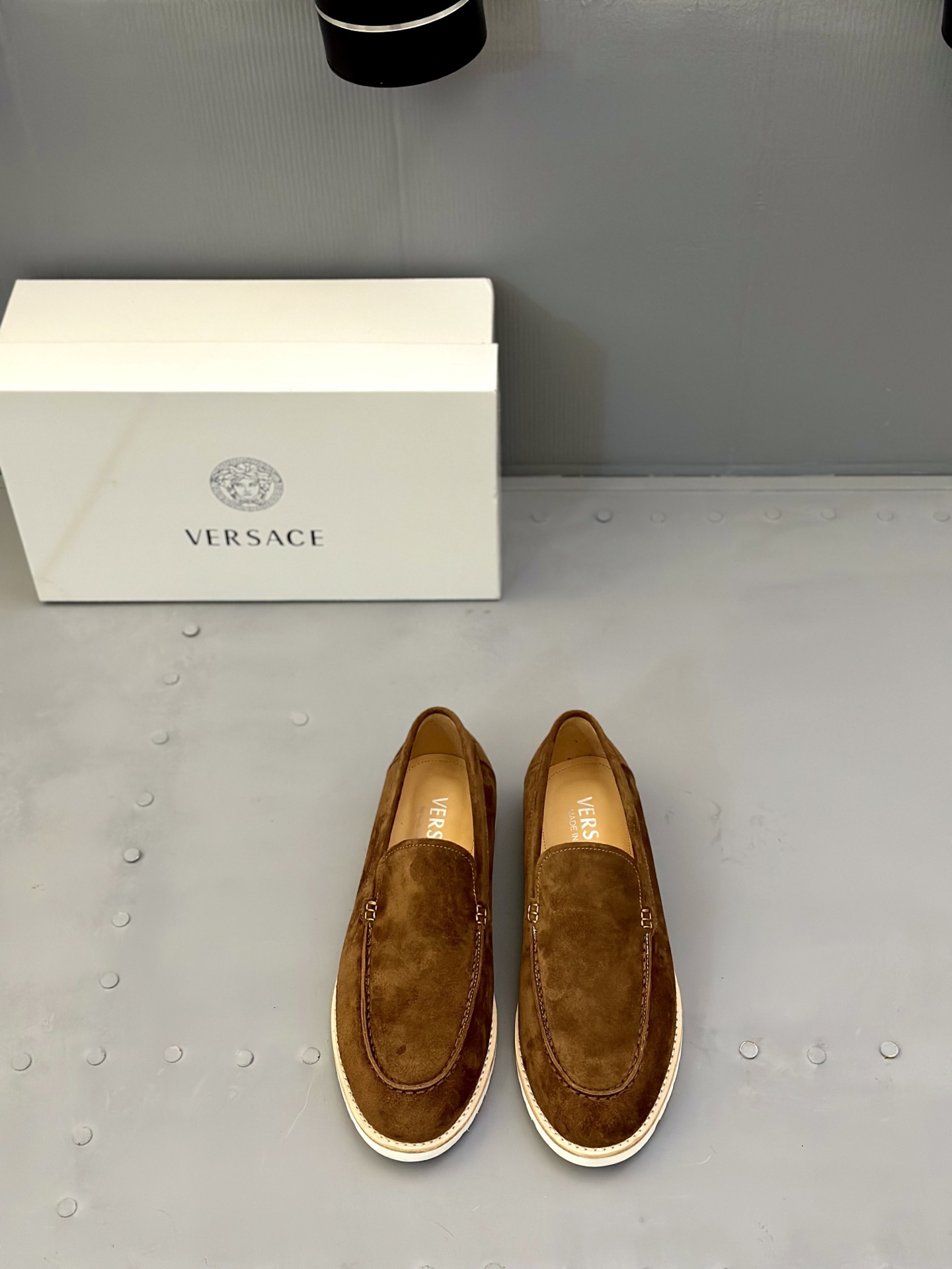 NO:346301,V*Fansi 2025 counter new men's casual loafers, fabrics are made of high-tech original materials and top layer cowhides with a variety of comfortable materials, lightweight EVA original sole, genuine leather edge strips, Labang last method to create a very light and vibrant and fashionable style!  Size39-44 (38 45 custom made), versace,loafers,cowhide19860909V*范思 2025专柜新款男士休闲乐福鞋,面料采运高技原版材料和头层牛皮拼接多种舒适材质,轻质EVA原版大底,真皮沿条、拉邦套楦做法 打造非常轻盈活力时尚风格！ Size39-44（38 45 定做）,,versace,loafers,cowhide,Men's shoes