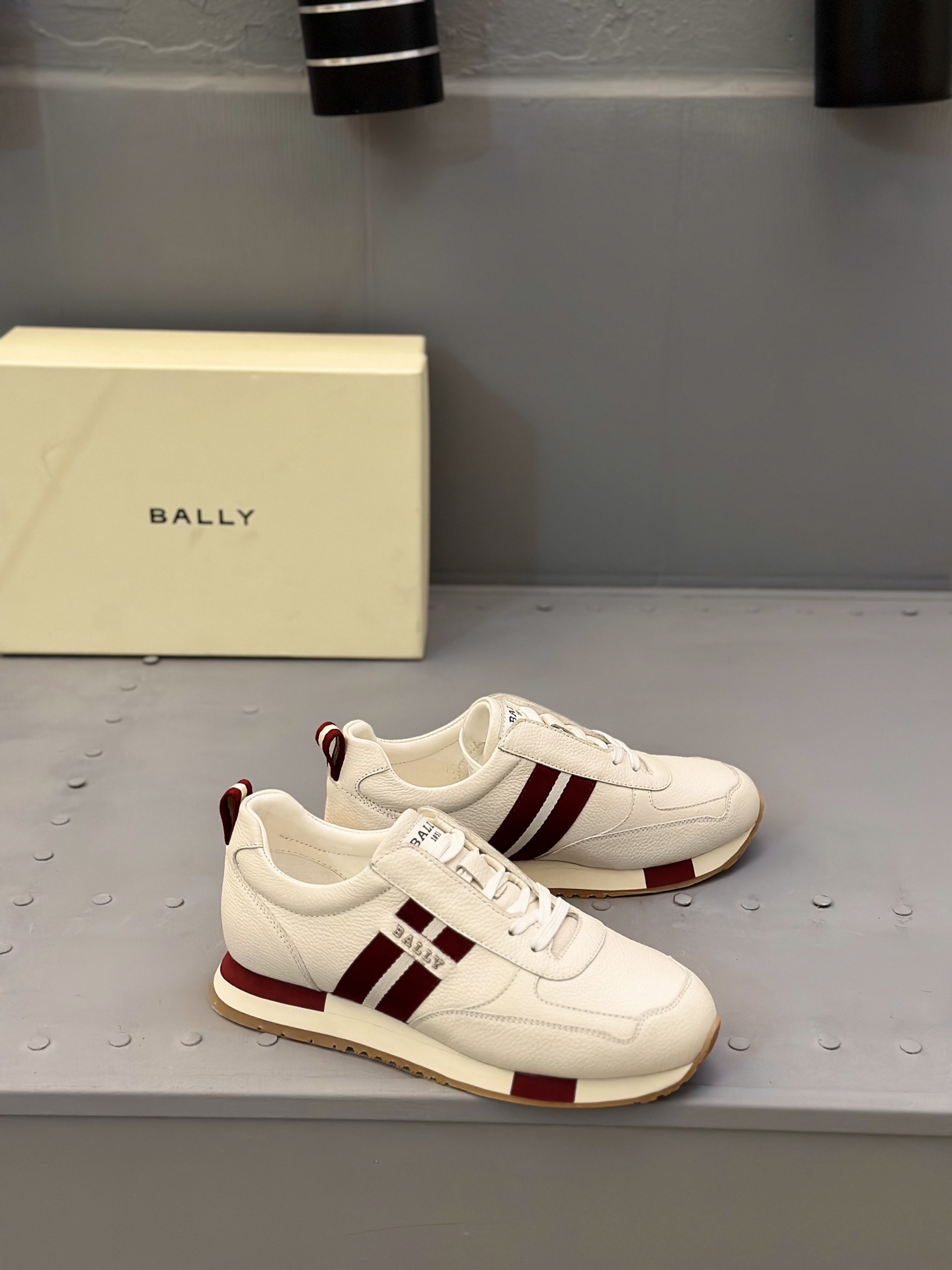 NO:346614,Bally/Bally Synchronous Official Website Reverse Loafers | Fabrics are made of imported reverse velvet cowhide | Breathable cowhide inner lining | Details of the same color stitching | Simple shoe style for wearing and taking off very heels | Extreme breathability for a long time without getting tired | A must-have to buy in summer | Original box packaging dust bag Size39-44 (customized for 38.45.46), Bally,loafers,cowhide19860909Bally/巴利同步官网反绒乐福鞋｜面料采用进口反绒牛皮｜透气牛皮内里｜同色系缝线细节｜套脚穿简约鞋型穿脱十分跟脚｜透气性极好久穿不累｜夏季值得推荐入手的一款必备｜原盒包装防尘袋 Size39-44（38.45.46定做）,,bally,loafers,cowhide,Men's shoes