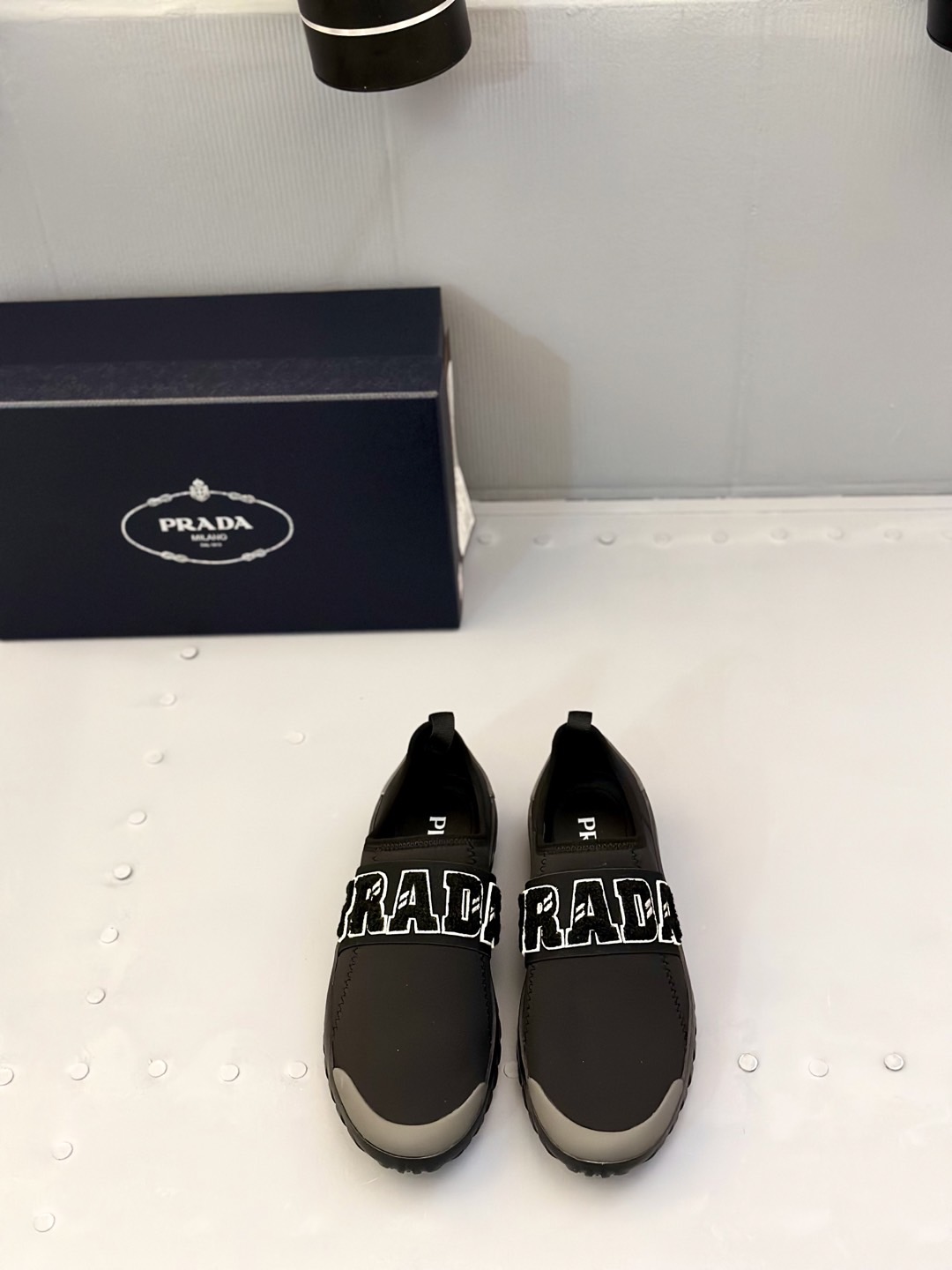 NO:347408,PRADA size 39~44 (45.46. Order) From the side, no matter how big the size is, it is very long. The effect of the foot is amazing than I imagined. (The height-enhancing effect is also better) The price followed is that the shoes are huge, hard and heavy, and the thick-soled wedge feel. After each adaptation period, I still like this exaggerated matching feeling. It has a different feeling with western trousers/wide-leg pants/skirts., prada, prada, skirts19860909PRADA 普拉达 size 39~44（45.46. 订） 从侧面看不管多大尺码都非常长 上脚效果比我想象中 的惊艳, (增高效果也更好） 随之而来的代价就是鞋子巨硬巨沉,配上厚底坡跟感觉 每 适应期过后还是很喜欢这种夸张的搭配感的,配合西 裤/阔腿裤/裙裤都有不同的感觉,,prada,prada,skirts,Men's shoes