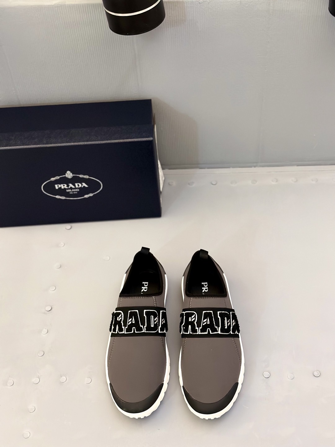 NO:347439,PRADA size 39~44 (45. Order) From the side, no matter how big the size is, it is very long. The effect of the foot is amazing than I imagined. (The height-enhancing effect is also better) The price that comes with the huge hard and heavy shoes, and the thick-soled wedge feel. After each adaptation period, I still like this exaggerated matching feeling. It has a different feeling with western trousers/wide-leg pants/skirts., prada, prada, skirts19860909PRADA 普拉达 size 39~44（45.订） 从侧面看不管多大尺码都非常长 上脚效果比我想象中 的惊艳, (增高效果也更好） 随之而来的代价就是鞋子巨硬巨沉,配上厚底坡跟感觉 每 适应期过后还是很喜欢这种夸张的搭配感的,配合西 裤/阔腿裤/裙裤都有不同的感觉,,prada,prada,skirts,Men's shoes