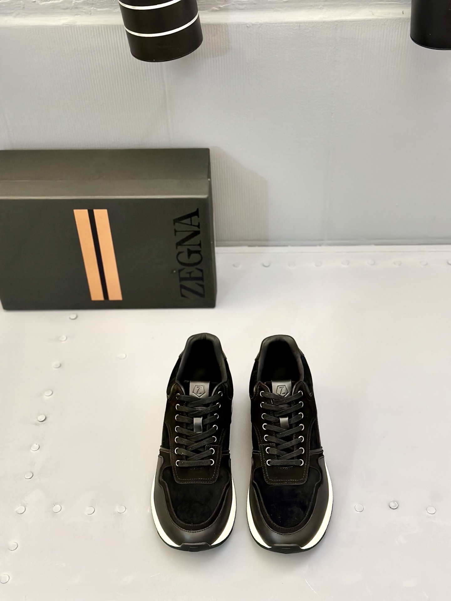 NO:348065,Zegna/Jenia New men's casual sneakers, made of imported calfskin, comfortable and breathable, delicate leather, exquisite and shiny, highlighting the charm of men. Calfskin inner lining, special mold integrated mold, large sole, soft and light sole, wear-resistant and non-slip, comfortable on the feet, excellent breathability!  ,size39-44 (38.45.46.47 customization), ,zegna,sneakers,cowhide19860909Zegna/杰尼亚 新款男士休闲运动鞋,原材料代采用进口小牛皮制作,舒适透气,皮质细腻 精致有光泽 凸显男士魅力 小牛皮内里 专用模具一体成型大底,底软轻 耐磨防滑 上脚舒适 透气性能极佳！ ,size39-44（38.45.46.47定制）,,zegna,sneakers,cowhide,Men's shoes