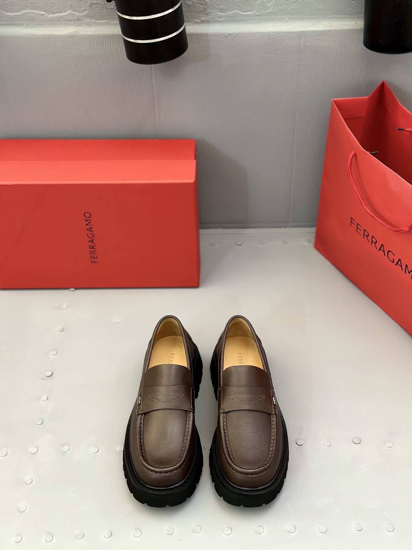 NO:348751,F top purchasing agent Firagómur, street-fried men's casual leather shoes series, counters are sold at the same time, Italian imported cowhide fabric, high-quality splicing craftsmanship master, imported water dyed beef, original soles are specially supplied with original foamed soles, original order goods, high-quality can enter and exit the counter at will, welcome to compare counters synchronously, code number 39-44 (order 38 45),,cowhide19860909F顶级代购 菲拉格幕 炸街男神休闲皮鞋系列,专柜同步发售原厂配置,意大利进口牛皮面料,高品质拼接工艺潮达人,进口水染牛里 ,鞋底原厂特供原版发泡大底、原厂跟单货,高品质可随意进出专柜,欢迎对比专柜同步,码数 39-44（ 订 38 45）,,cowhide,Men's shoes