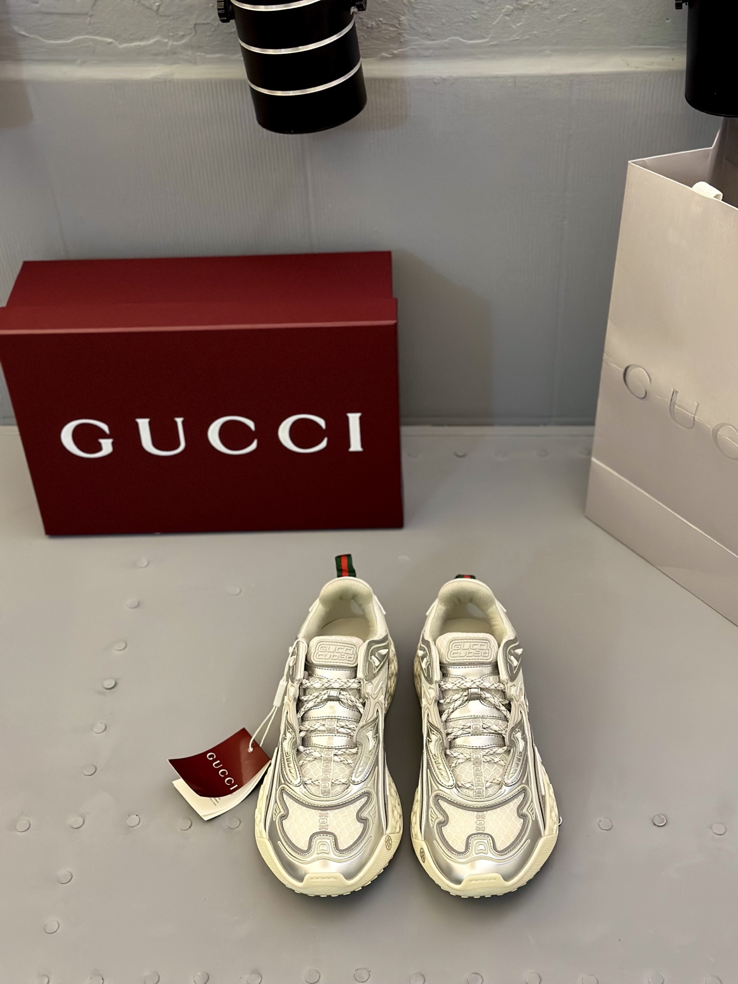 NO:351038,Gucci show men's shoes Cub3D full of technology and foot feel great too. This design is really avant-garde. Gucci new sports shoes innovative technology Demetra and mesh fabric sides and soles are fully interlocked with double G logo. The futuristic feeling is full of foot feeling, comfortable and lightweight size39-45,,gucci,sneakers19860909Gucci秀款男鞋 Cub3D科技感十足 脚感也很棒啊 这个设计真的很前卫.gucci新款运动鞋创新科技Demetra与网眼面料侧面与鞋底全互扣式双G logo未来感十足,脚感舒适轻盈 size39-45,,gucci,sneakers,Men's shoes