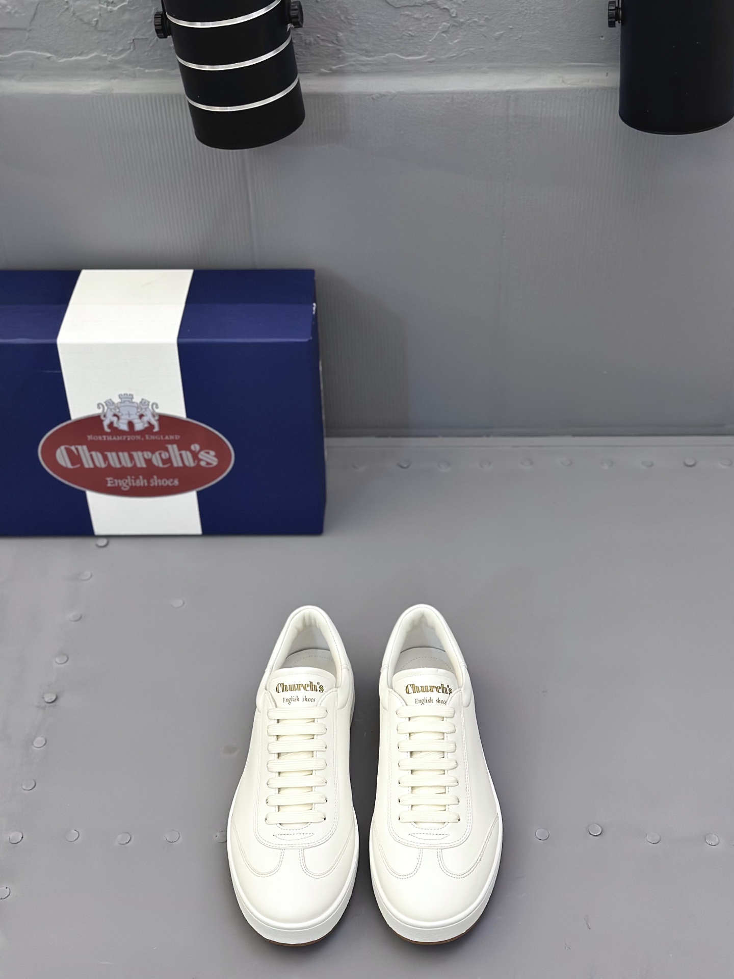 NO:354697,The new Church men's lace-up casual moral training shoes carry the essence of a century-old shoemaking shoe and has become a British royal product brand. It is made of imported leather from New Zealand. It achieves a light texture. The exquisite lining combines extraordinary toughness and brings a unique fit. The 7-hole lace-up design of the shoe eye lace-up, the brand name of the tongue heel hot pressing, comfortable and ingenious, light and high-elastic TPU outsole, fashionable and durable, making you confident every step!  Size:39.40.41.42.43.44. (45 customized) The original box packaging is equipped with dust bag!  Black is New Zealand custom imported cowhide, white is top layer cowhide, blue and khaki are cowhide, cowhide19860909新款Church男士系带休闲德训鞋、承载百年制鞋精髓成为英国皇室御用品品牌、由新西兰进口皮面制作、成就轻盈质地、精致衬里结合非凡韧性、带来独一无二的贴合感.7孔鞋眼系带设计、鞋舌后跟热压品牌名称、穿着舒适不凡、匠心十足、轻盈高弹力TPU大底、时尚且耐用、让您每一步自信满满！ Size:39.40.41.42.43.44.(45订做）原盒包装附防尘袋！黑色是新西兰定制进口牛皮 白色是头层牛皮 蓝色和卡其是牛反毛,,cowhide,Men's shoes