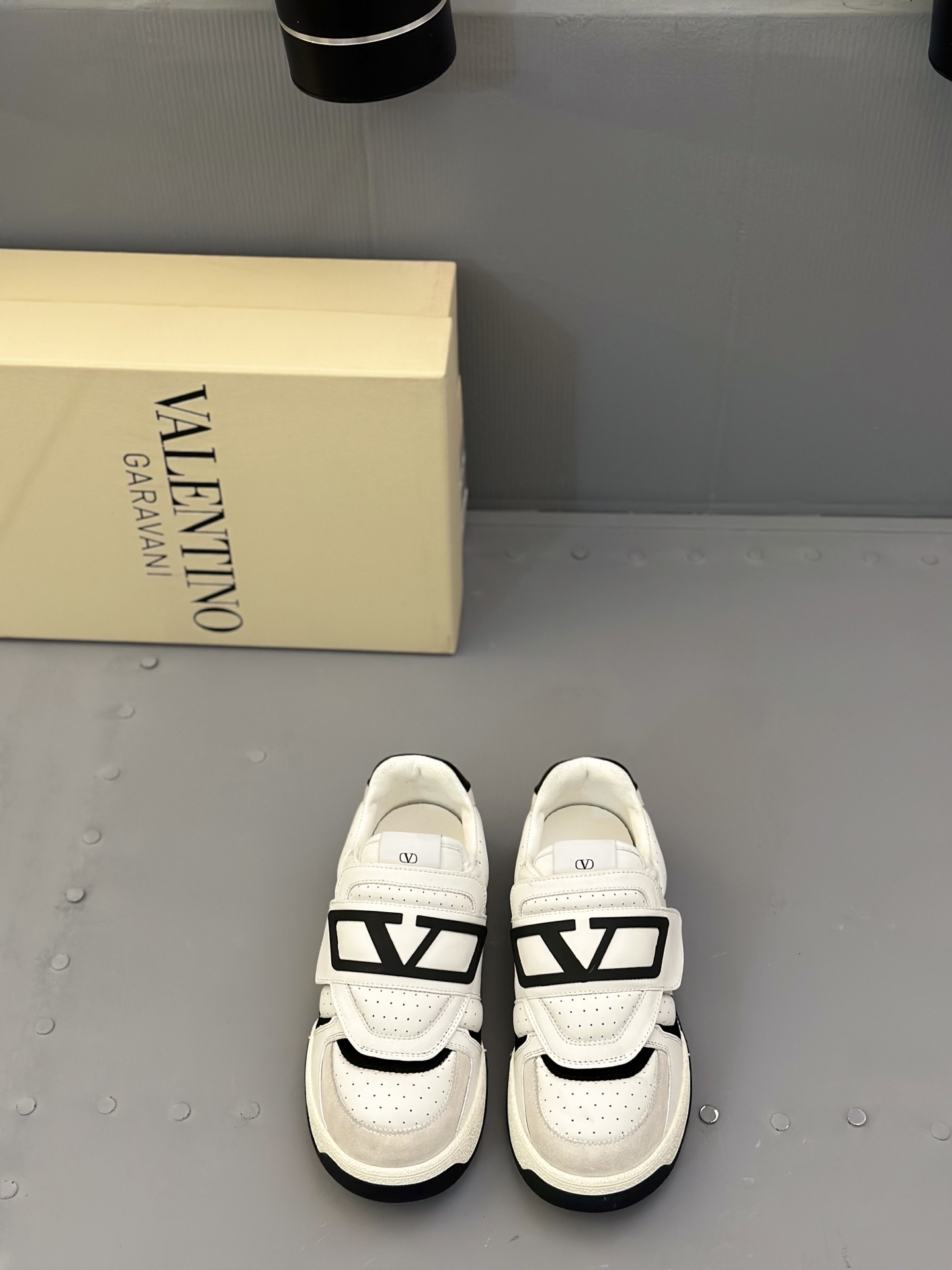 NO:355434,#Valentino's new thick-soled casual shoes, easy-to-coat, use tacit step rhythm to express tacit love. The most IN super thick-soled XL calfskin thick-soled sneakers, fashionable items that increase height and make you look slim, freedots sneakers, cool feeling, women's rubber foam thick-soled thick-soled soft and playful, step out of a bold pace, run to love without fear, Size: 38-44 (45, 46 custom-made non-return and exchange), valentino, sneakers, cowhide19860909#华伦天奴新款厚底休闲鞋 轻松合拍用默契的步间节奏,诉说心照不宣的爱意.种草当季最IN超厚底 XL小牛皮厚底运动鞋,增高显瘦的时髦单品Freedots运动鞋,酷感拉满,女款橡胶发泡厚底柔软俏皮,踏出果敢步调,无畏奔向爱Size:38-44（45,46定做不退换）,,valentino,sneakers,cowhide,Men's shoes