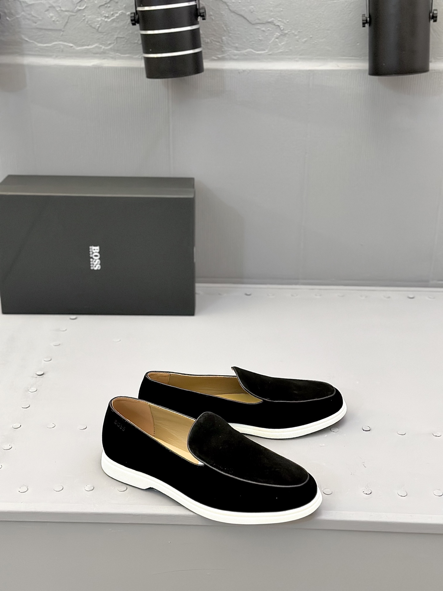 NO:357050,BOSS men's new foot-covered loafers top quality!  Made of grain calf leather, tassel pendant decoration of the same material on the upper, delicate and even handmade mark wiring, classic Love style, calf leather inner lining and foot pad, paired with a lightweight, non-slip, wear-resistant rubber sole, light and comfortable, easy to put on and take off, comfortable and breathable on the feet, and equipped with a dust bag with original box packaging!  size39-44 (45.46 customization), Loafers, cowhide19860909BOSS 男士新款套脚乐福鞋 顶级高品！选用粒面小牛皮制成,鞋面同材质流苏吊坠装饰,细致均匀的手工马克走线,经典乐福版型,小牛皮内里及垫脚,搭配轻质防滑耐磨橡胶大底,轻便舒适,套脚穿脱方便,上脚舒适透气,配原盒包装防尘袋！ size39-44（45.46定制）,,loafers,cowhide,Men's shoes