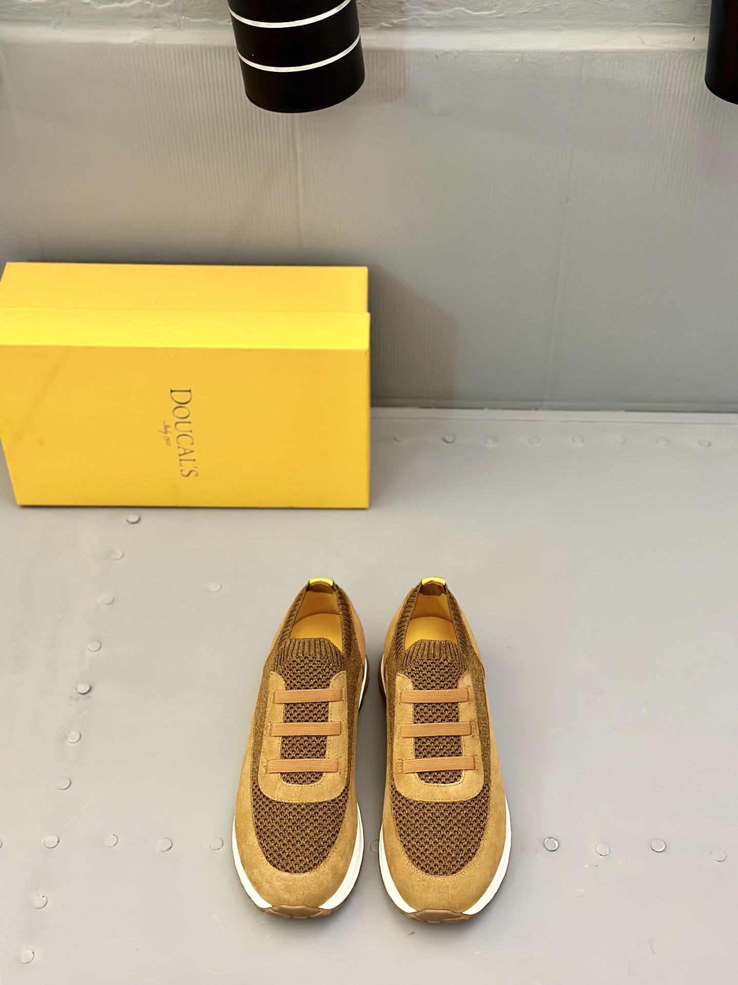 NO:345570,DOUCALS Italian counter latest steps, complicated craftsmanship and careful structure make the shoes light and soft, making you comfortable and comfortable to walk. It is perfect for wearing at the beach or on the sea in summer. The anti-slip sole is decorated with repeated brand abbreviations. Men's size 39-40-41-42-43-44 (38.45. Can be customized),19860909DOUCALS 杜卡斯 意大利专柜最新发步、繁复的匠艺工序、精心考究的结构,令鞋款轻盈而柔软,让您行走舒适自如.非常适合夏季在海边或出海时穿着.防滑鞋底,饰以重复的品牌字母缩写图案. 男款尺码39-40-41-42-43-44（38.45. 可定）,,Men's shoes