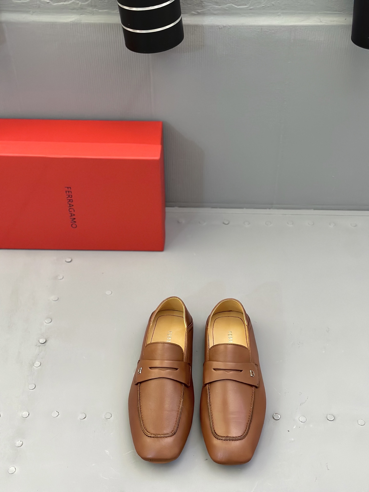 NO:348390,Ferragamo/Ferragamo New men's casual shoes, this low-top casual shoes are made of imported cowhide fabric. It is inspired by the style of basketball shoes in the 1990s. It is matched with a light rubber sole, which makes it comfortable to wear and look high-end!  Size39-44 (38.45 customization), ferragamo, ferragamo, cowhide19860909Ferragamo/菲拉格慕 新款男士休闲鞋,这款低帮休闲鞋鞋面选用进口牛皮面料.其灵感源自九十年代篮球鞋风格.配以轻盈橡胶鞋底,上脚舒适显高级！ Size39-44（38.45定制）,,ferragamo,ferragamo,cowhide,Men's shoes