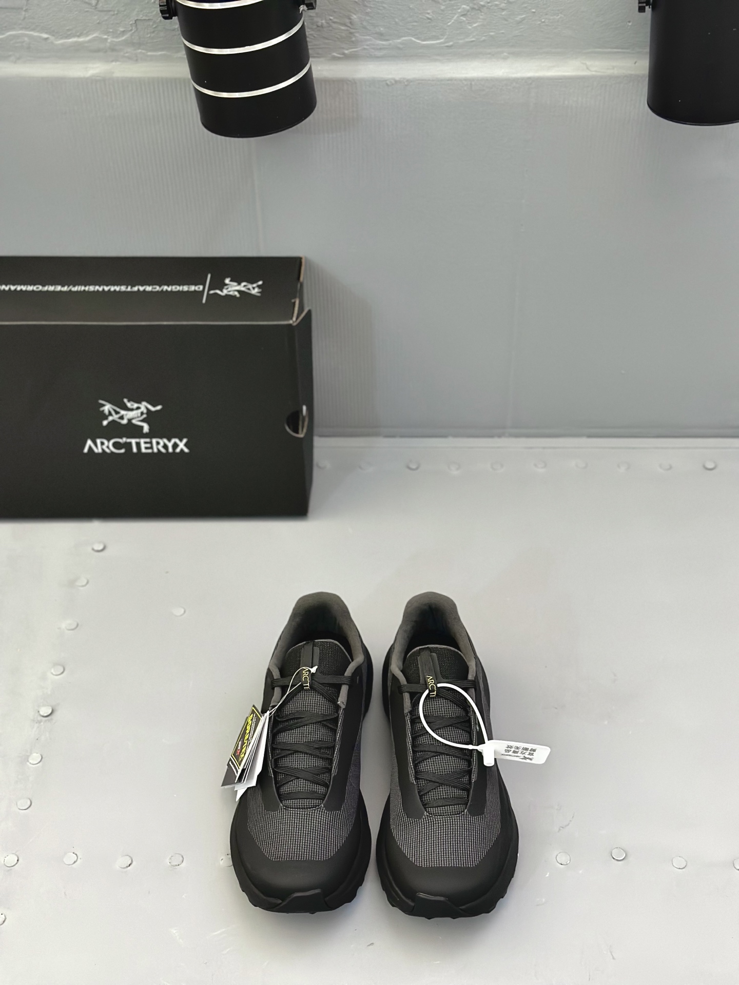 NO:348417,(Upgraded embroidery version) Archaeopteryx's new shoe model has finally been officially launched recently and has been released in Europe and the United States. The Vertex Alpine model is paired with a double midsole, which has good comfort and stability. Its upper is made of Cordura material, and the outsole uses Vibram's XS Flash 2 technology to enhance durability without affecting the convenience and breathability of sports. The overall model still has a comfortable moccasin-style set model Vertex Alpine size 39/45 (38, 45 customized), loro pianaarc'teryx19860909（升级刺绣版）始祖鸟全新鞋款 终于在近期正式上线了,目前已经登陆欧美等地进行发布! Vertex Alpine型号搭配双中底,有着不错的舒适性和稳定性,其鞋面采用 Cordura材料,外底采用Vibram 的 XS Flash 2 技术以增强耐用性,同时又不会影响运动的便利性和透气性. 整体依旧拥有舒适的莫卡辛式套型 型号 Vertex Alpine 码数39/45（38、45订做）,,loro pianaarc'teryx,Men's shoes