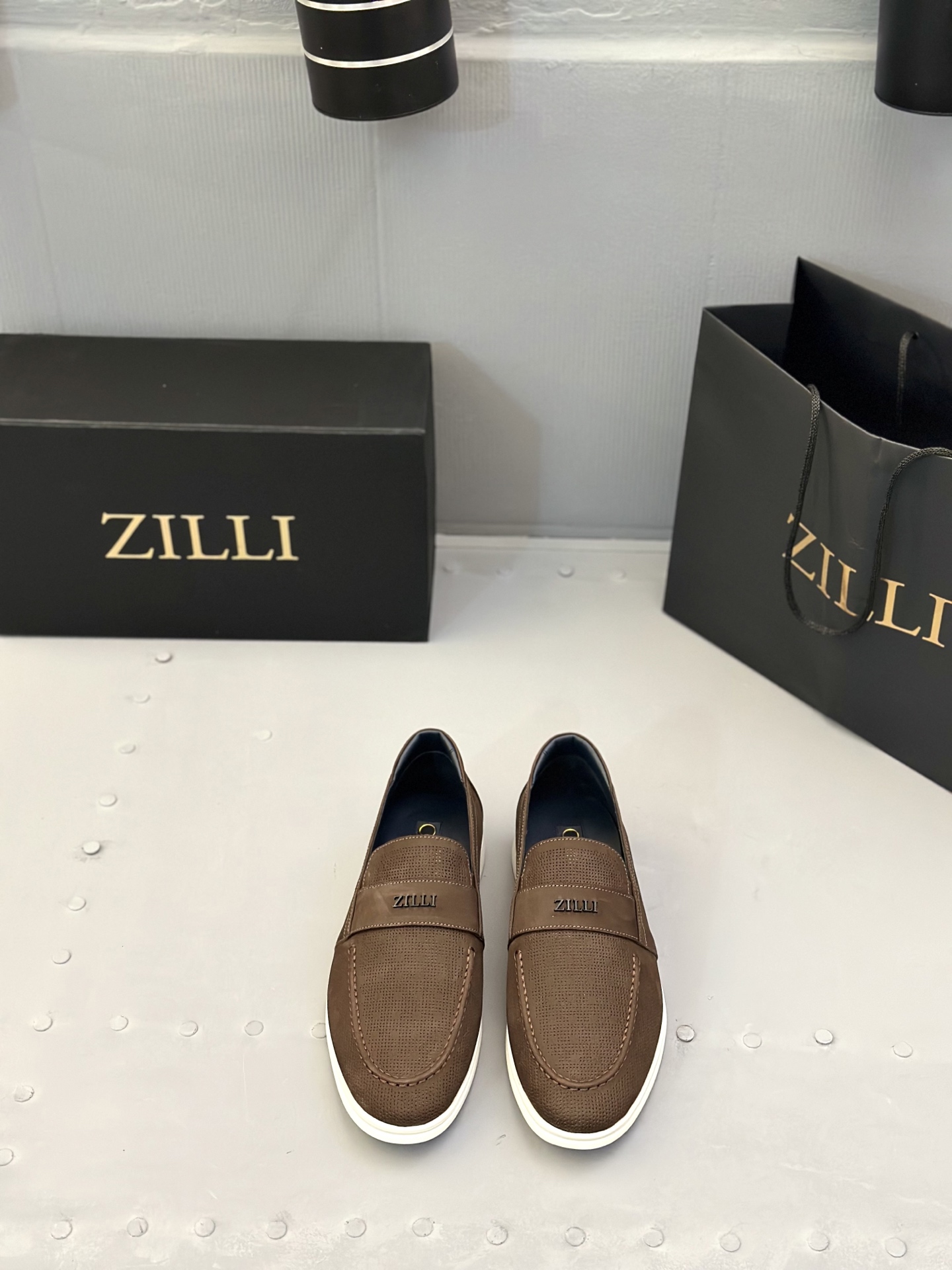 NO:353293,ZILLI French luxury men's shoes ZILLI is a simple style that suits you. It has both spirit and shape, and writes the charm of men. Between the edges and corners, the style is displayed, and high-quality calfskin is used, comfortable and soft. The body is hollowed out, so that the feet are always refreshing and breathable in summer. The insole is made of natural latex material, and the foot feels more comfortable. size39-44 (customized by 38.45.46), cowhide19860909ZILLI法国顶奢男鞋ZILLI目之所及简约风貌随心而行.神形兼备,谱写男士魅力.棱角之间,展述风格,选用优质小牛皮,舒适 柔软 鞋身镂空设计,夏季穿着时刻保持双脚清爽透气 鞋垫采用天然乳胶材质脚感更加舒适 size39-44（38.45.46定制）,,cowhide,Men's shoes
