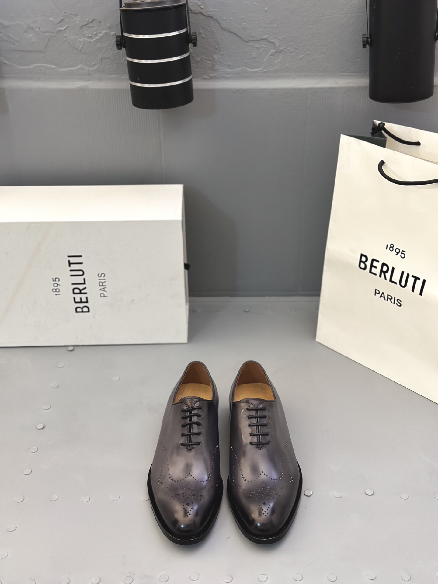 NO:357982,B Top Purchase Blu Street Fried Street Men's Casual Leather Sole Leather Shoes Series Counters are available at the same time for original configuration, imported Italian original cowhide fabric, imported water dyed cowhide inner pads, original sole special supply original sole super comfortable, original order goods, heavy and high-quality, can enter and exit the counter at will, welcome to compare the counter synchronization, the number of codes 39-44 (order 38 45 46),,cowhide19860909B 顶级代购 布鲁 炸街男神休闲真皮底皮鞋系列专柜同步发售原厂配置,意大利进口原版牛皮面料 ,进口水染牛皮里垫,鞋底原厂特供原版底超级舒适,原厂跟单货 沉高品质,可随意进出专柜,欢迎对比专柜同步,码数 39-44（ 订 38 45 46）,,cowhide,Men's shoes