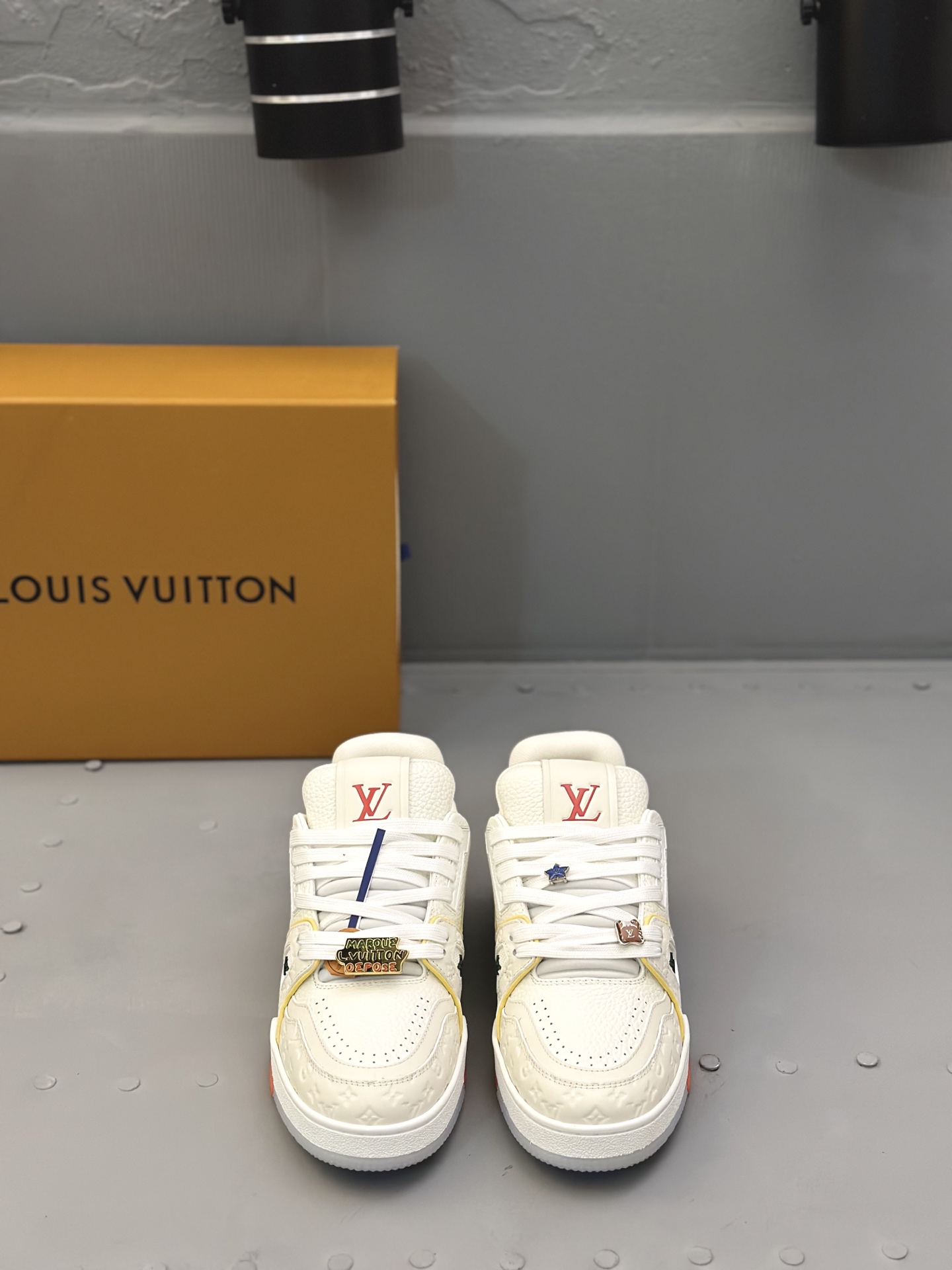 NO:357903,[Louis Vuitton] Louis Vuitton couple outfit - high-end quality original single - upper Napa calfskin, high Zhoubo brand logo - inner high elastic canvas cloth, cowhide foot pad - outsole ultralight TPU foamed and molded outsole - ultra high quality control · fine workmanship highlight (high-end, noble, grade) - Size 35-44 (38 45 can be customized),, louis vuitton, louis vuitton, cowhide19860909[Louis Vuitton】路易威登 情侣装 -高端品质 原单 -鞋面纳帕小牛皮、高周波品牌logo -内里高弹力帆布布匹,牛皮垫脚 -大底超轻TPU发泡成型大底 -超高品控·做工精细凸显(高端·贵气·档次) -Size 35-44（38 45可订做),,louis vuitton,louis vuitton,cowhide,Men's shoes