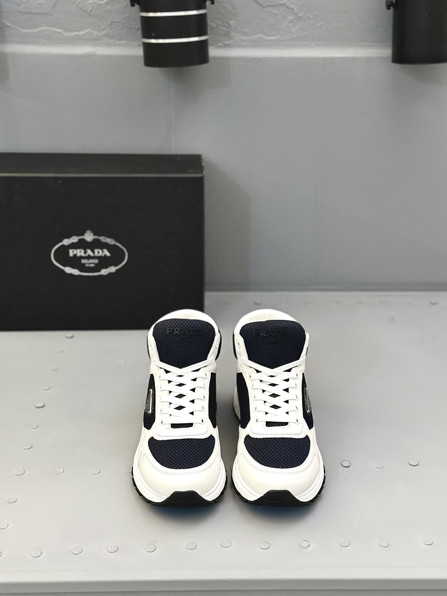 NO:348559,Prad* 2025 new high-end men's sneakers, this sneaker is fashionable and versatile, simple and modern, blending sports style and exquisite details. It is made of leather, matched with rubber soles, imprinted letter logo on the tongue, and the iconic enameled triangle metal logo showing the elegant and exquisite feeling. Size39-44,,prada,prada,sneakers19860909Prad*普拉达2025新品男士高端运动鞋,这款运动鞋时尚百搭,简洁现代,融合运动风格和精致细节.选用皮革材质打造,搭配橡胶鞋底,鞋舌压印字母徽标,标志性的涂珐琅三角形金属徽标尽显高雅考究之感. Size39-44,,prada,prada,sneakers,Men's shoes