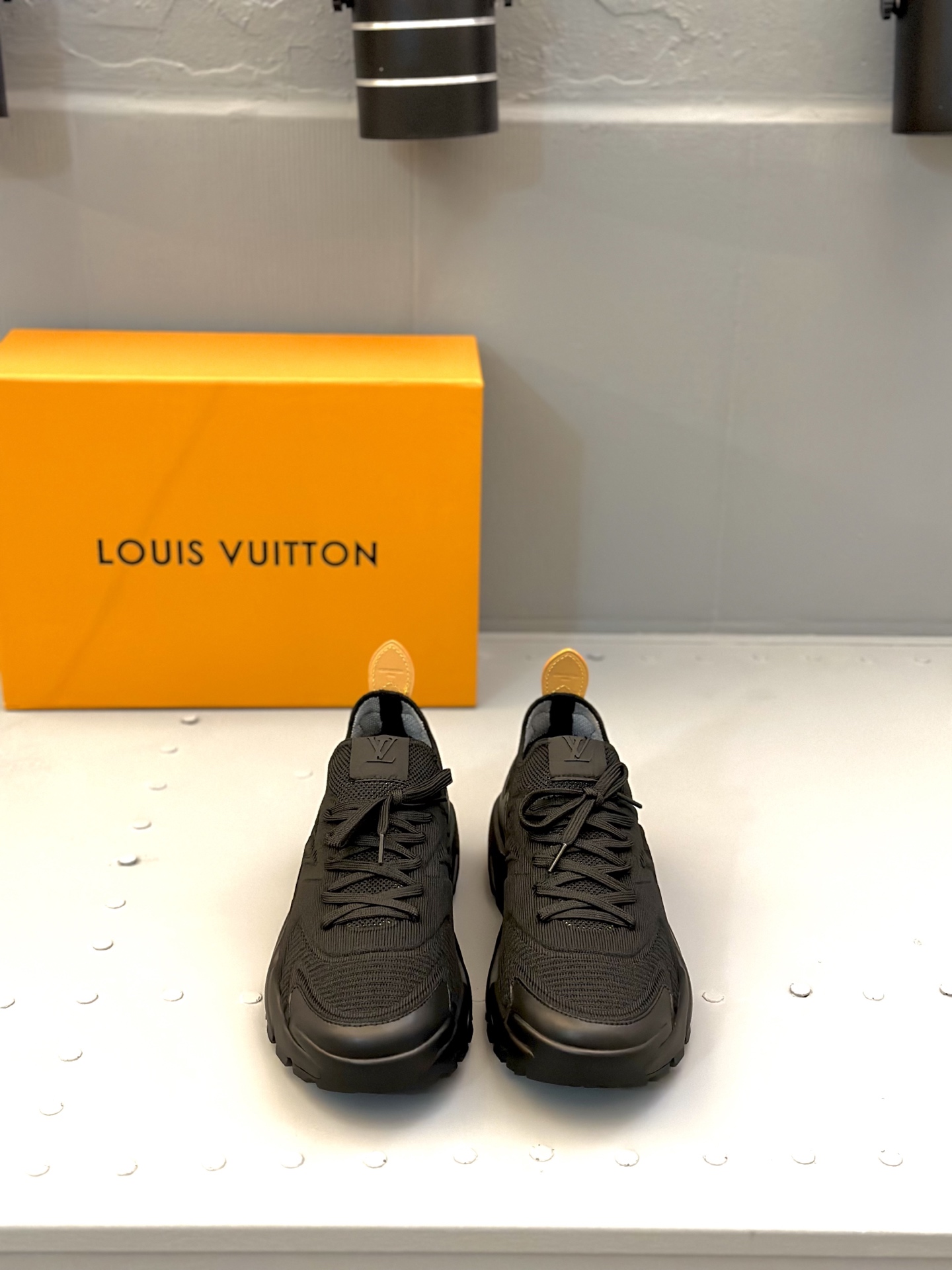 NO:345048,Louis Vuitton's new Lv Skate men's new breathable fabric sneakers, thick-soled lace-up knitted sneakers, with lightweight TPU and fabric knitted uppers, round lace-up design, the tongue is embellished with LV badges, the heel is equipped with genuine leather shoe lifting tabs, matched with rubber sole, mesh inner cotton footbed, comfort is as extreme as ever, quality is always inherited, quality first, shoe tongue large logo mark details Lightweight sole, excellent comfort, rear rubber mark lifting shoe belt, integrated footwear wearing style, lace-up decorative style, extremely distinctive details, multiple colors are available to meet different matching needs. Come with a full set of original packaging!  Size 39-40-41-42-43-44 Standard leather shoe size (38/45 can be customized but does not support return and exchange), louis vuitton,louis vuitton,sneakers19860909路易威登新款Lv Skate 男士新款透气织物运动鞋厚底系带针织运动鞋,采用轻质tpu和织物针织鞋面,圆形系带设计,鞋舌饰以LV徽章点缀,后跟配有真皮鞋提拉袢,搭配橡胶鞋底,网布内里棉垫脚,舒适性一如既往的达到极致,精品传承,品质至上,鞋舌大logo标细节 轻质大底,舒适性极好,后置胶标提鞋环带,一体式套脚穿着方式,系带装饰风格,极具特色细节,多重颜色可选,满足不同搭配需求.配全套原包装！ 尺码39-40-41-42-43-44 标准皮鞋尺码（38/45可定做但不支持退换）,,louis vuitton,louis vuitton,sneakers,Men's shoes