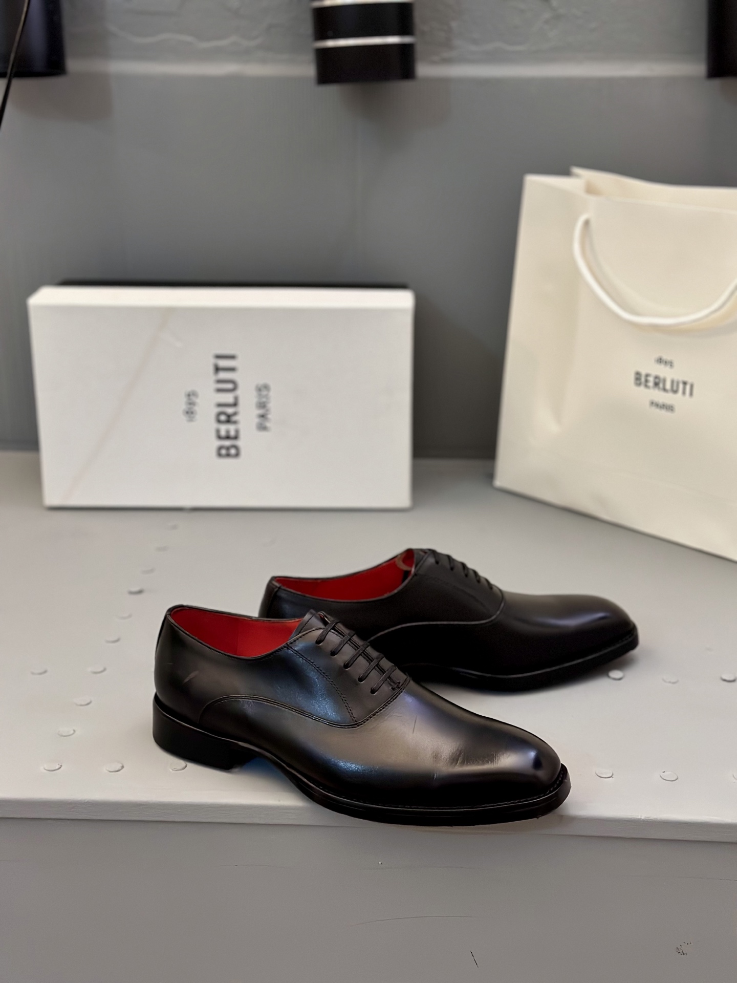 NO:345086,Berluti's new work of formal shoes, handmade business leather shoes, listen to the rhythm of wiping, witness the gradual glow of the shoes, every patient and meticulous process, and achieve the ingenious art of craftsmanship. Imported cowhide, cowhide, genuine leather soles Size: 39-44 (customized by 38.45), cowhide, Leather soles19860909Berluti新作正装鞋履手工商务皮鞋 倾听擦拭的韵律.见证鞋履上的逐渐焕发的光泽,每一道耐心细致的工序,成就精益求精的匠心艺术. 进口牛皮,牛皮内里,真皮大底 Size:39-44（38.45定做）,,cowhide,Leather soles,Men's shoes